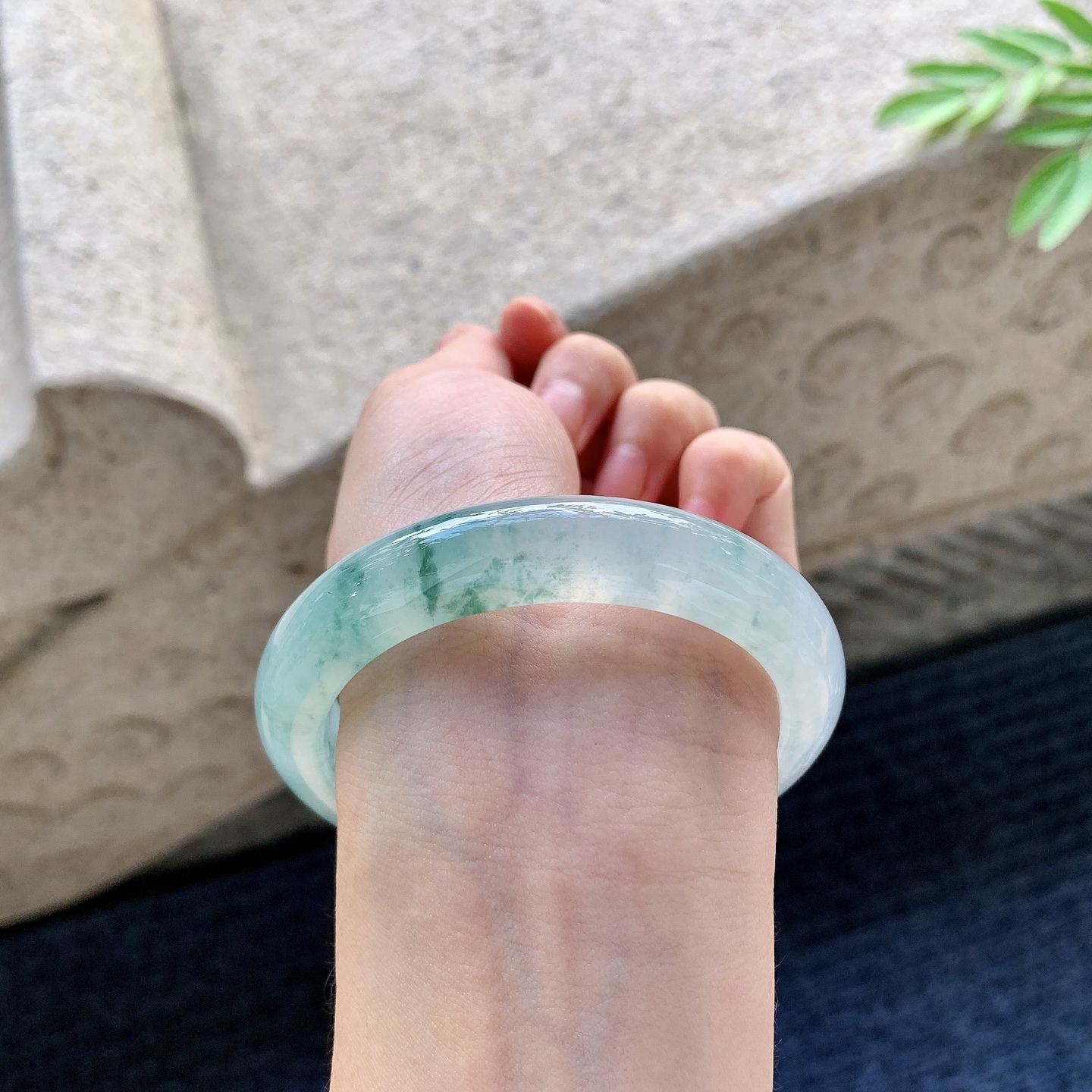 正圈55 56 圈口56.8/12.1/9 编码DZ092929 糯冰飘花，水润，种老，细腻，无裂