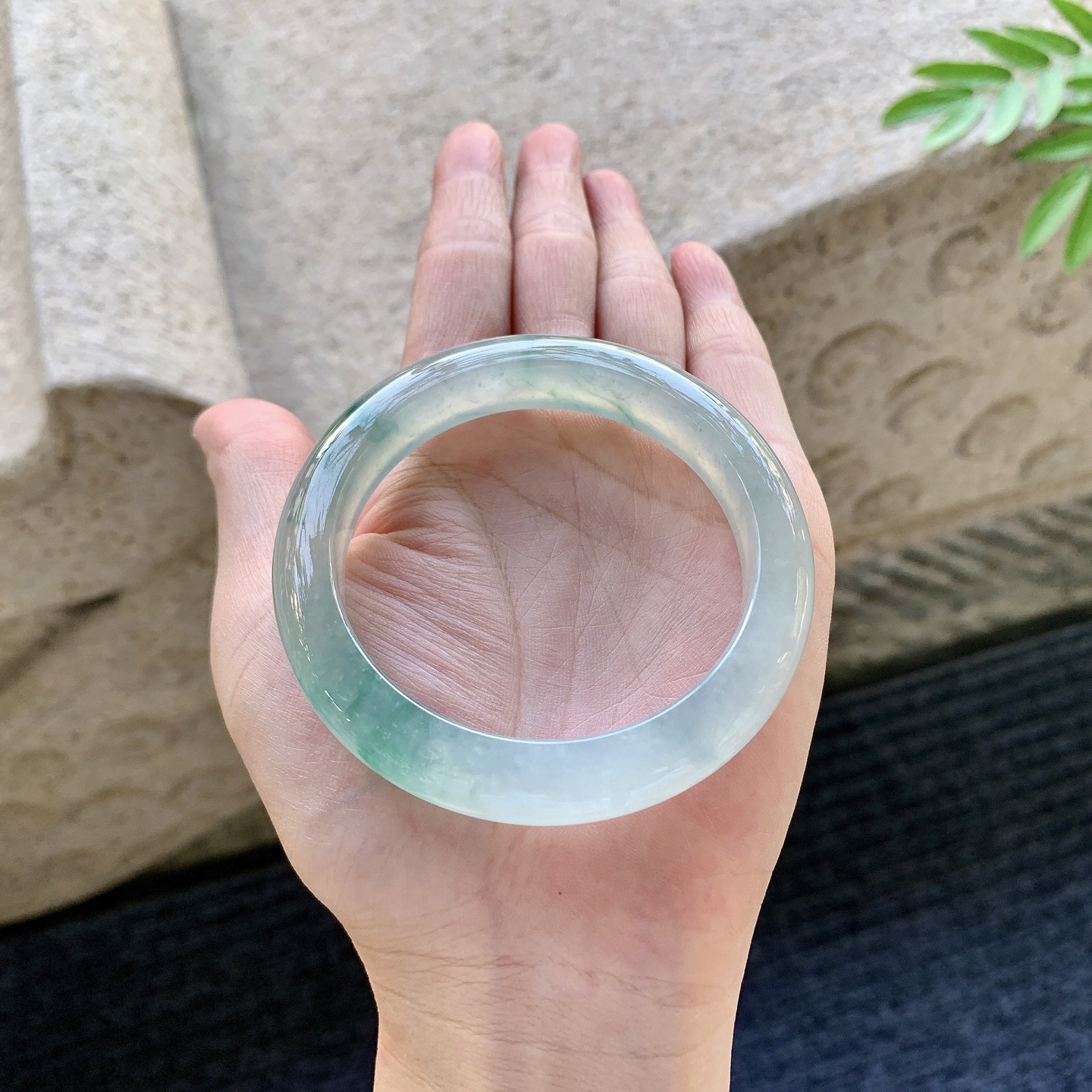 正圈53 54 圈口54.6/11.2/8.8 编码DZ092934 冰糯飘绿，清透，水润，种老，细腻，打灯有絮线