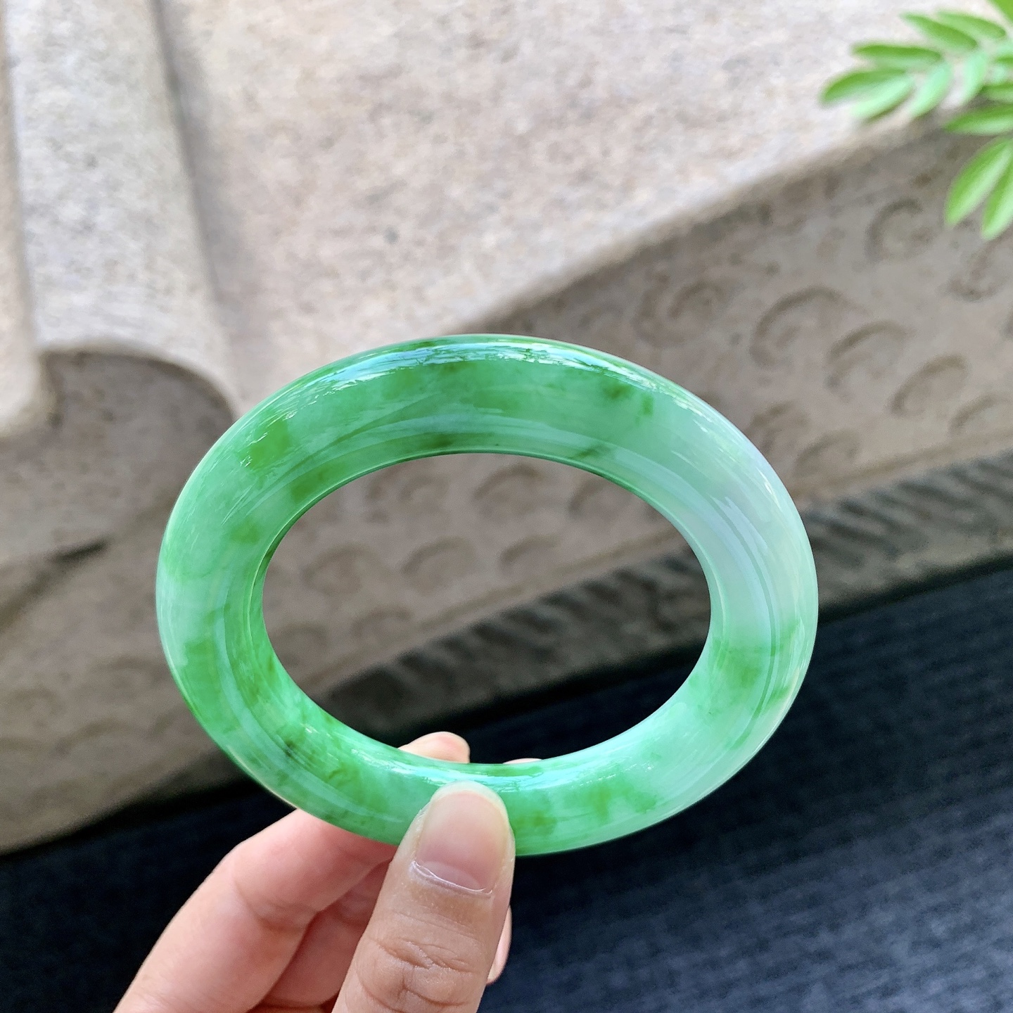 圆条55 56 圈口55.9/12.5/13.2 编码A3092945 糯冰飘绿，水润，种老，细腻，有棉线