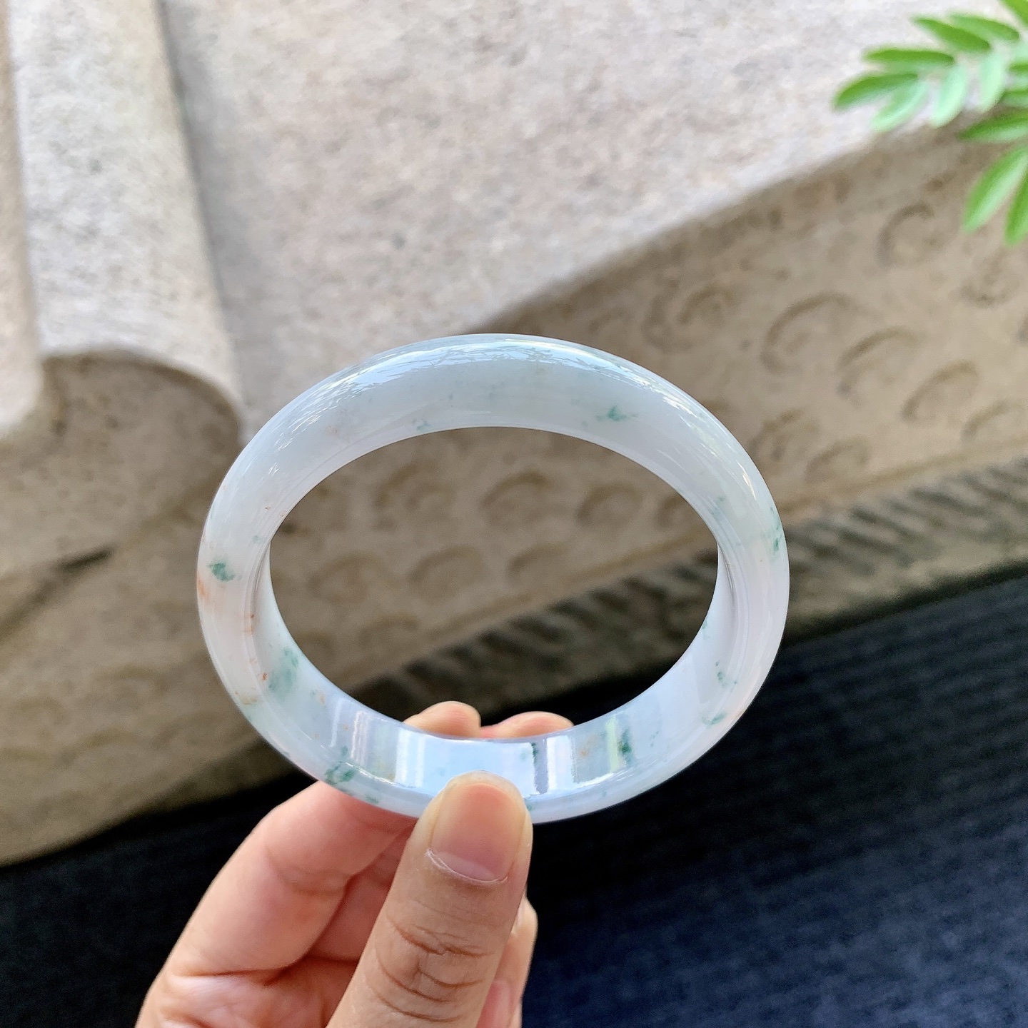 正圈57 58 圈口58.3/13.8/7.4 编码HJ092904 细糯紫底飘花，飘黄翡，水润，种老，细腻，无裂
