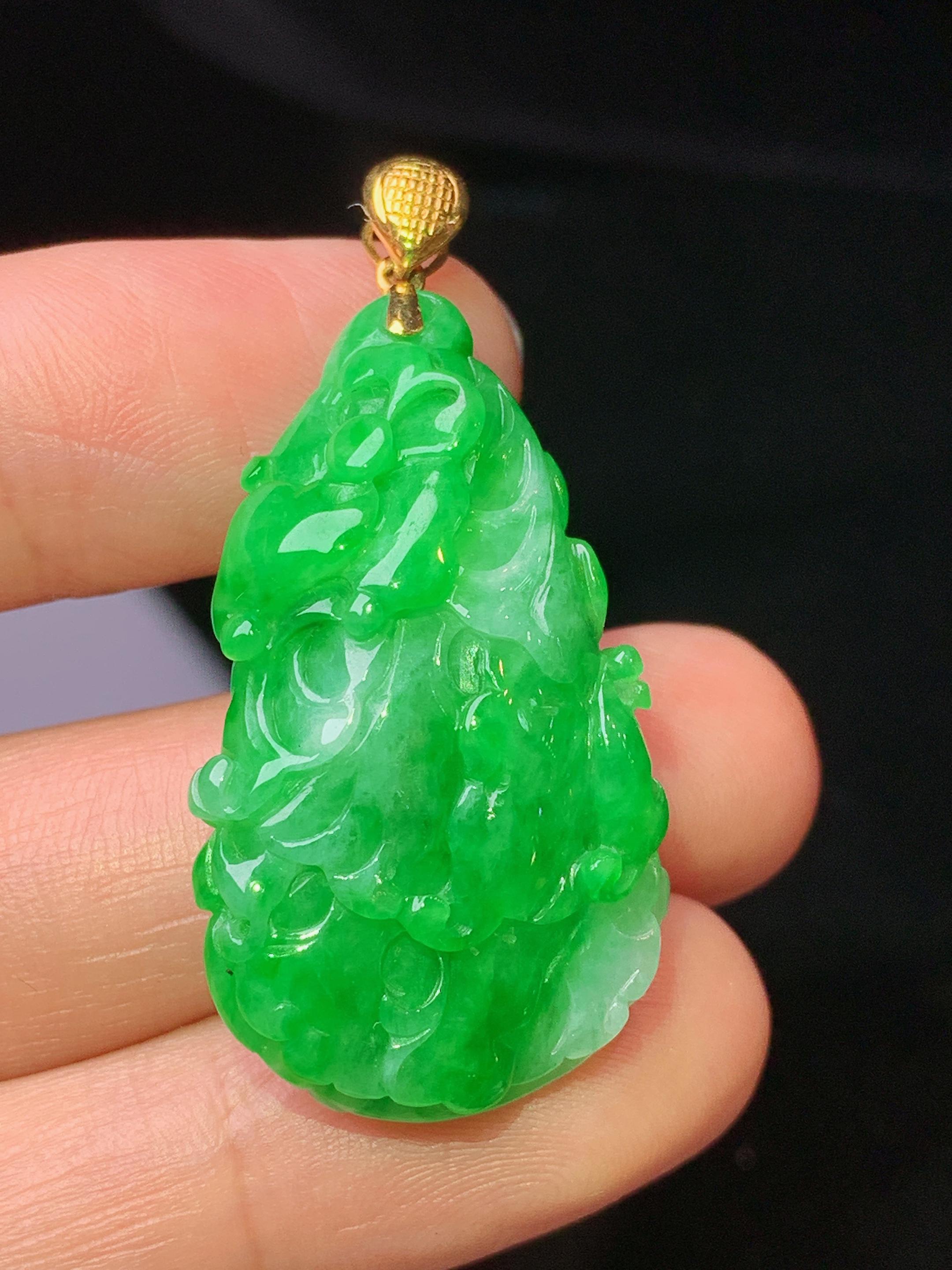 18k金镶嵌阳绿白菜吊坠 玉质细腻 色泽艳丽清新 水润亮眼 整体尺寸40.8*19.5*9.5 a5