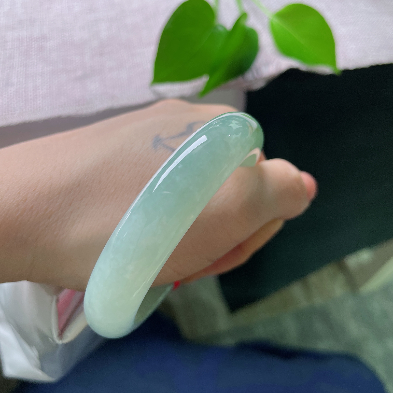54.6/13/8.3，绿底正圈，一点皮纹，&nbsp;满圈沉静温润的油晴色调，玉质内敛柔和，似幽潭静水，不张扬，自带沉静安然的气韵。ss56994a