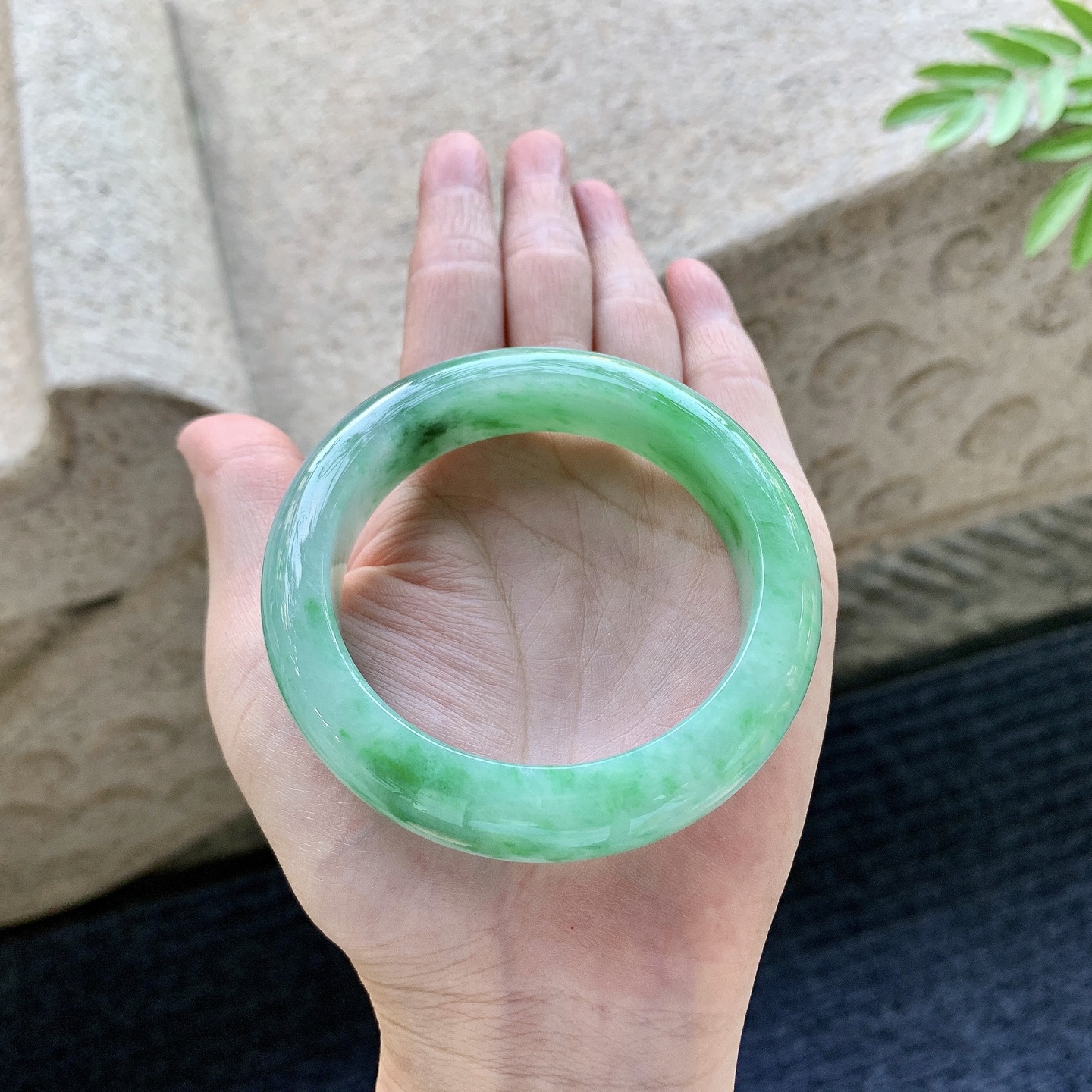 正圈53 54 圈口54.6/14.3/9.7 编码WW092928 细糯飘绿，水润，种老，细腻，打灯有棉线