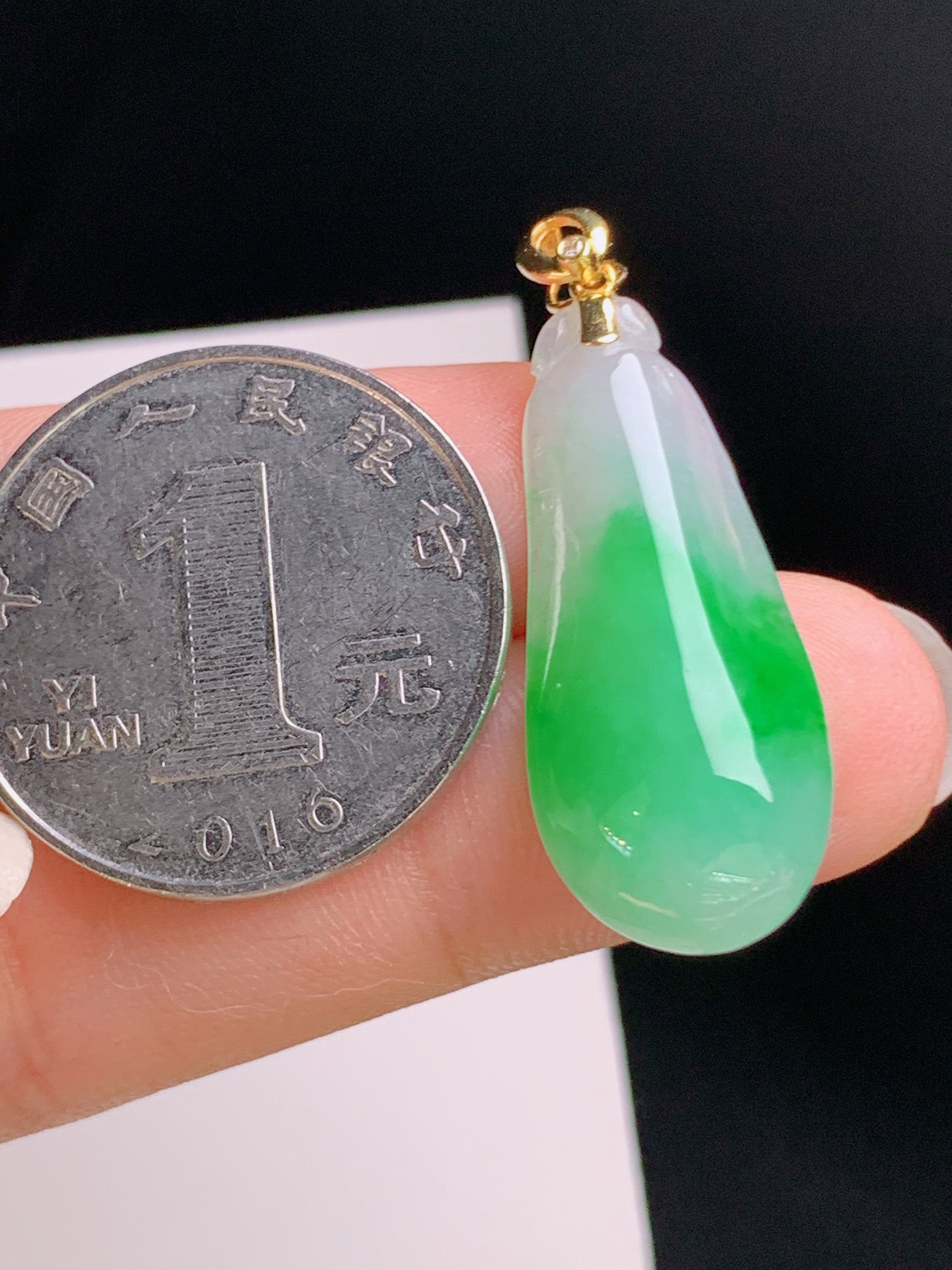️ 冰飘绿福瓜吊坠，翠色明艳，种水细腻，器型优美 裸石28.7-12.8-6 整体35.3 52