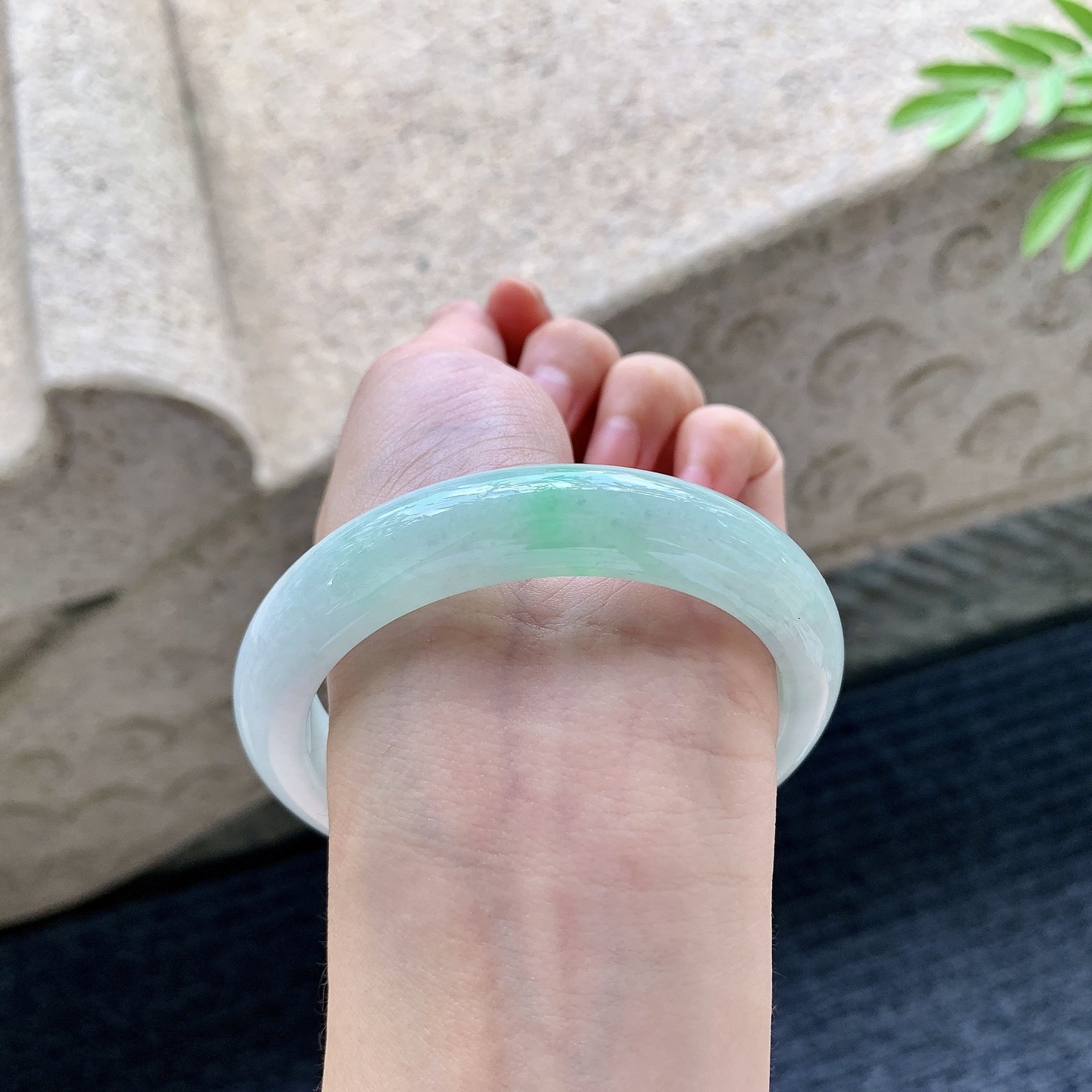 正圈57 58 圈口58.3/12.8/9 编码GL092911 细糯飘绿，水润，种老，细腻，打灯有絮线