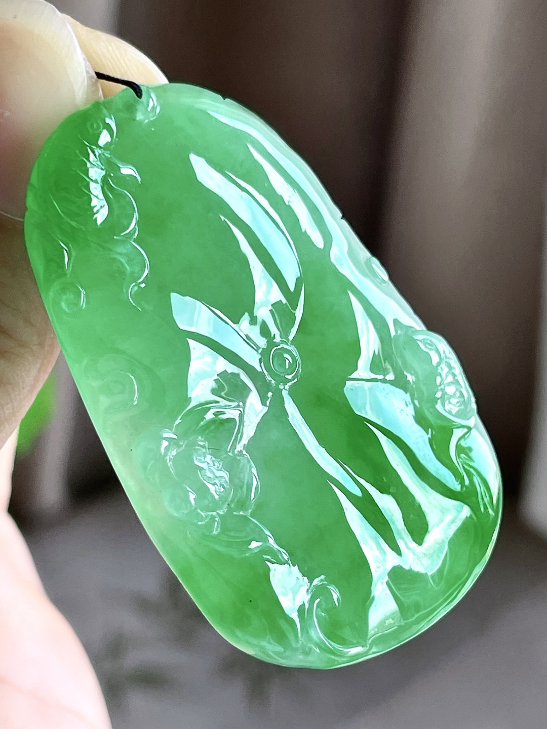 【裸石】冰阳绿荷叶荷花牌金鱼年年有余吊坠 【说明】缅甸 无裂 性比高 和和美美 莲鱼 力争上游 【尺寸】49.3-33.2-5 【重量】18.2克
