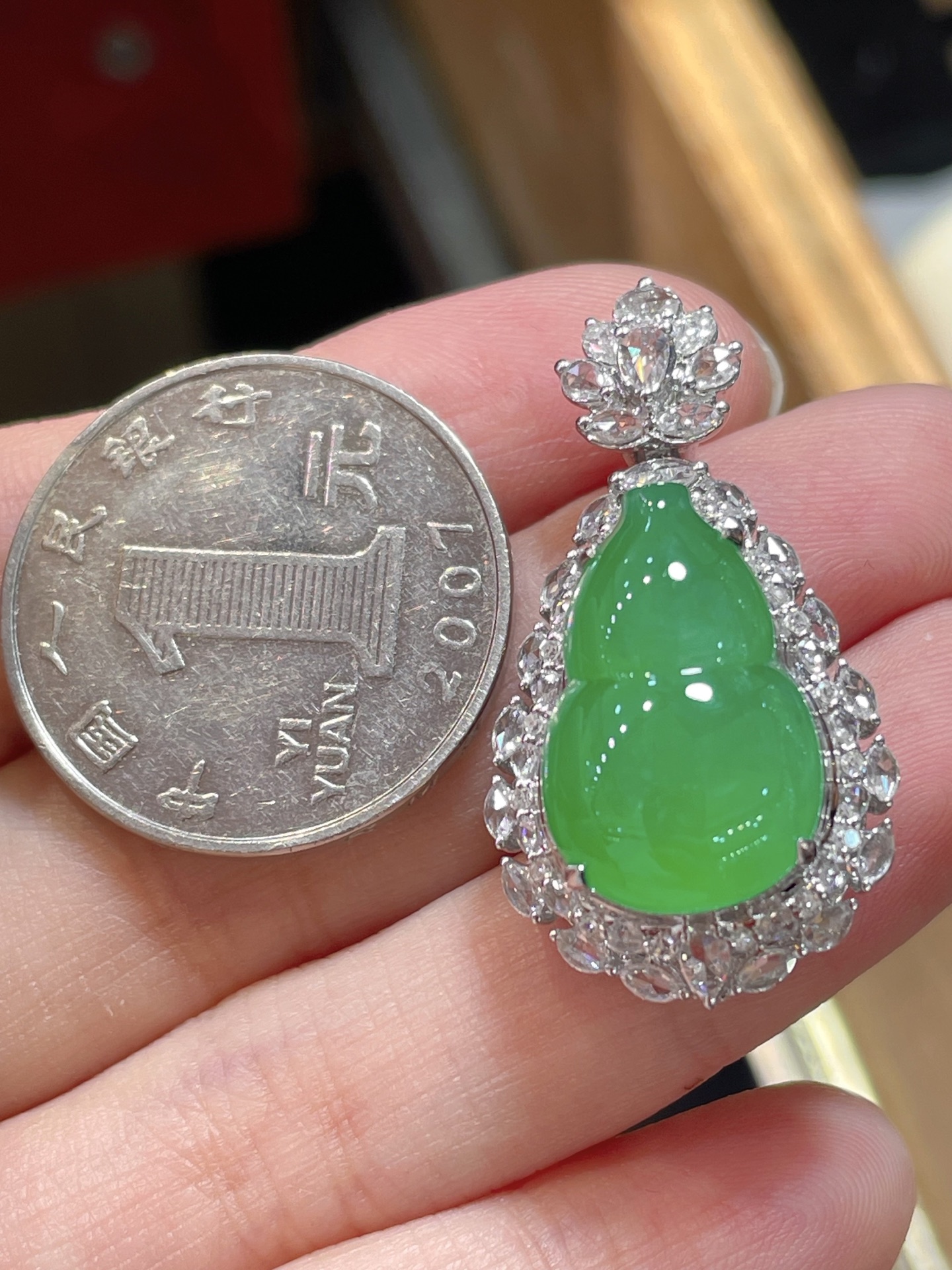 ️ 性比高 阳绿翡翠葫芦吊坠 满色，料子水润通透，种老起光。 18k金镶嵌，非常时尚好看，18.8-12.3-4.8