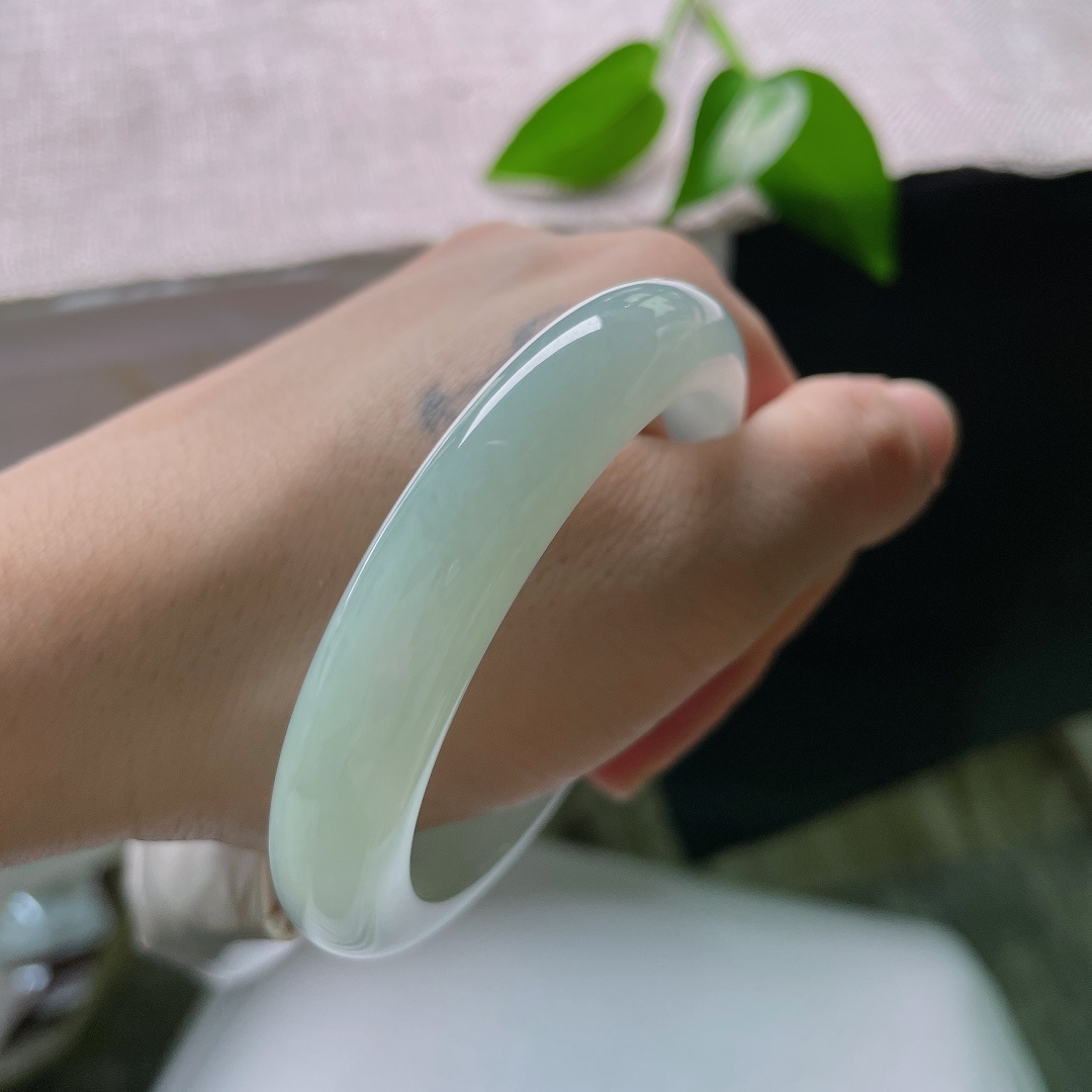 53.3/9.7/7.8，淡绿底正圈，一点棉线，纯净底色，干净通透，似雨后初晴的一汪静水，温柔安静，ss59091a