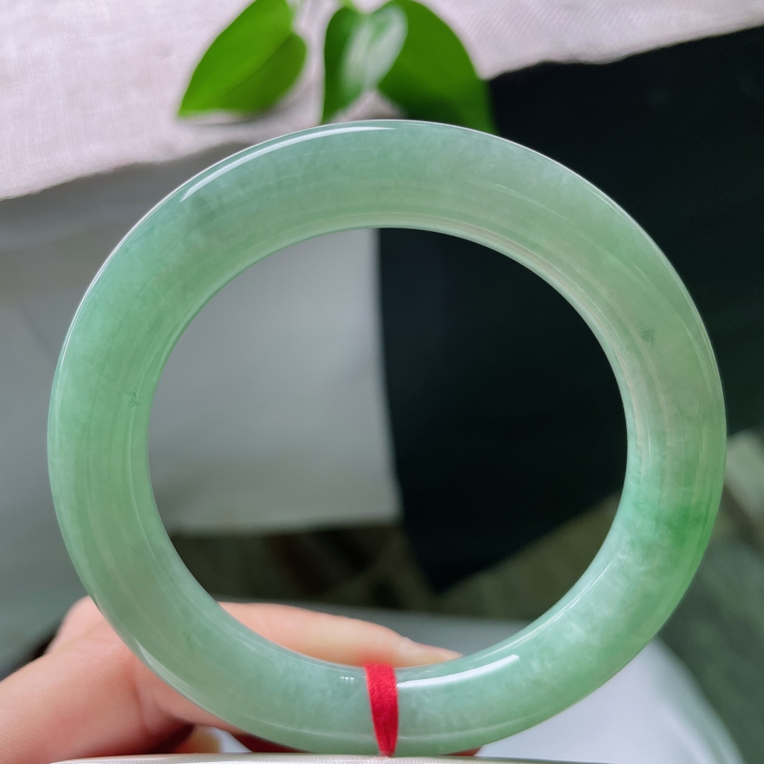 55.9/10.9，绿底圆条，晶体，清润湖绿底色澄澈，灵动飘花悠然散落，圆条浑厚饱满，上手端庄娴静韵味悠长。ss59258a