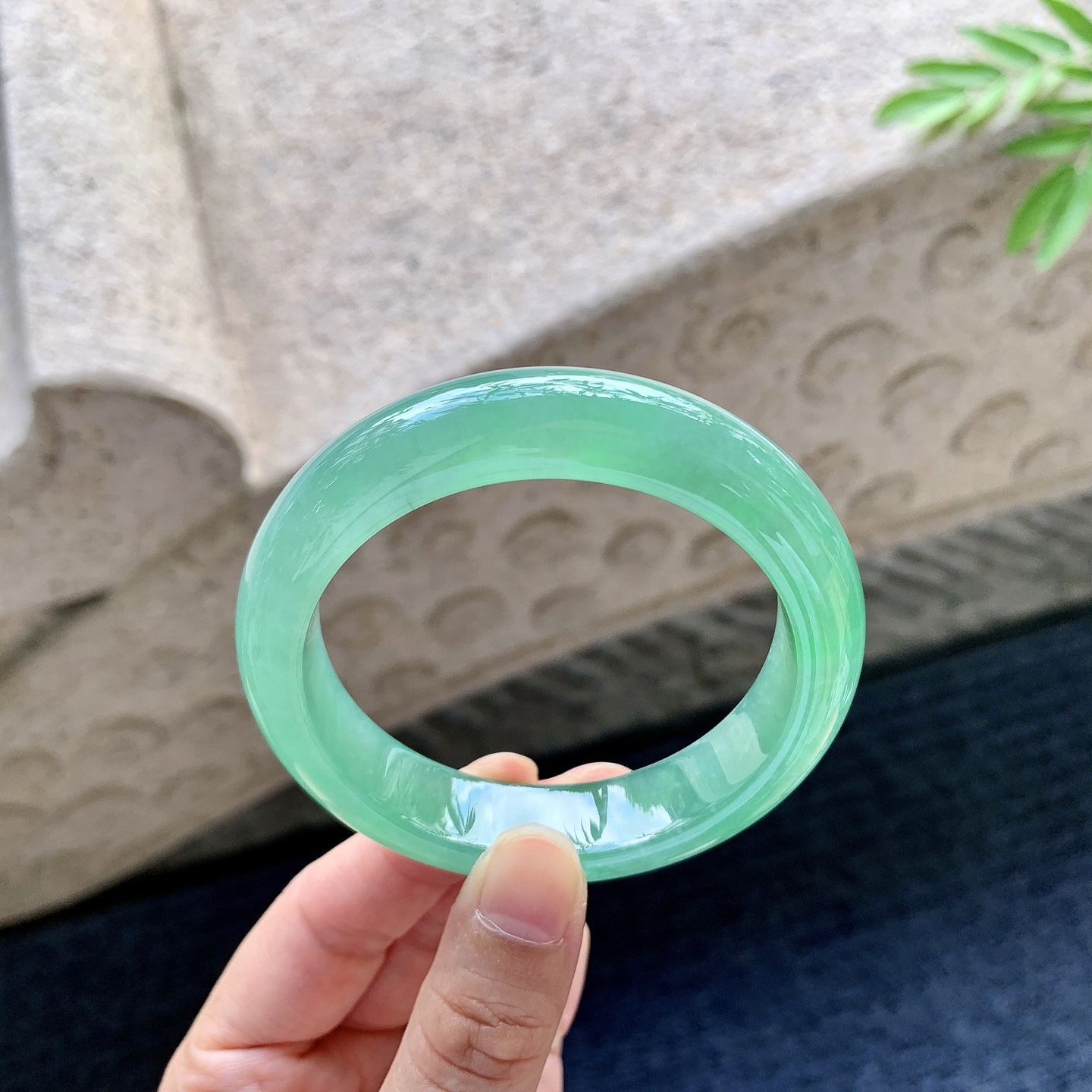 正圈53 54 圈口54.3/13.6/8.7 编码TT092942 冰糯满绿，水润，种老，细腻，打灯有絮线