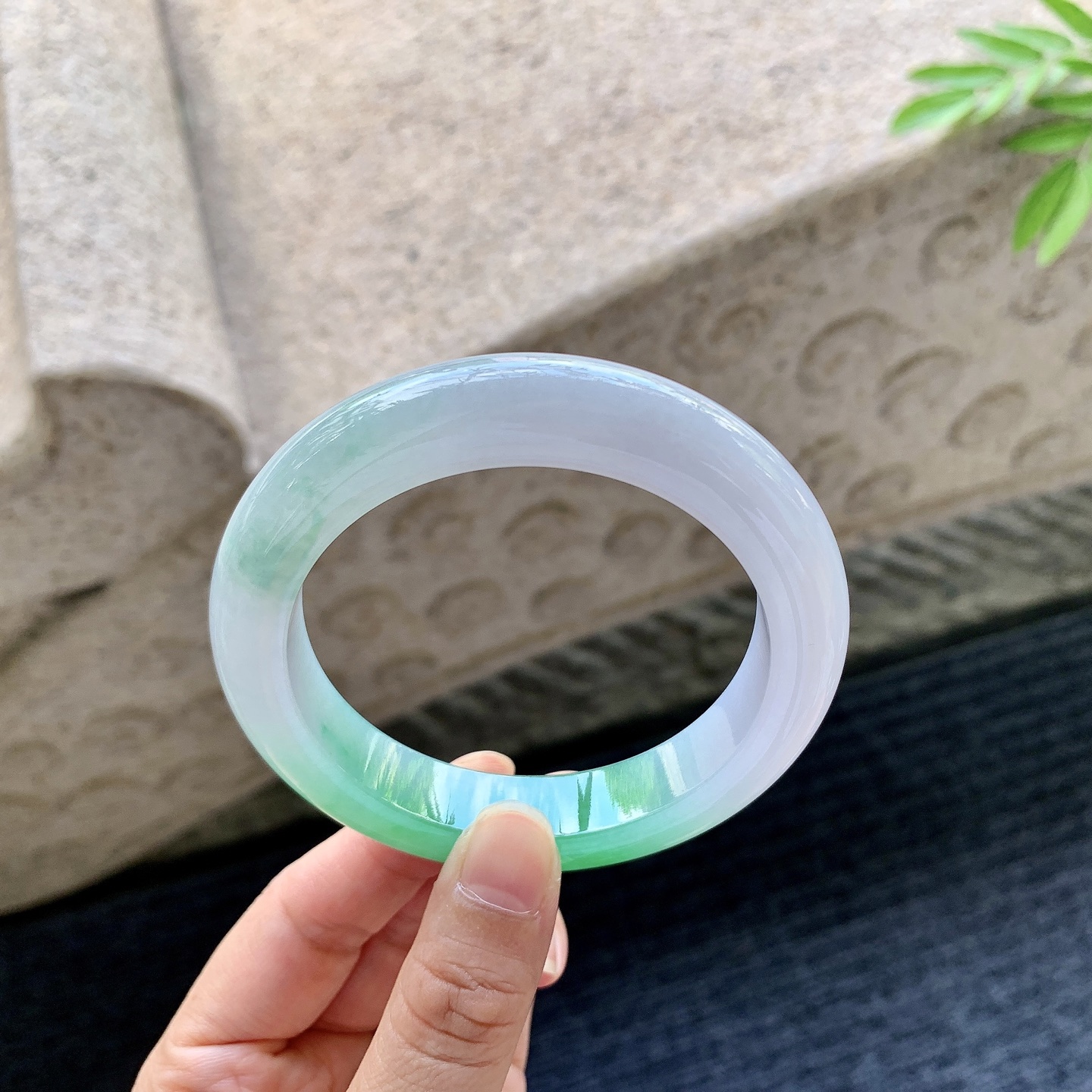 正圈56 57 圈口57.9/12.7/10.2 编码LZ092943 冰糯春彩，飘辣阳绿，水润，种老，细腻，无裂