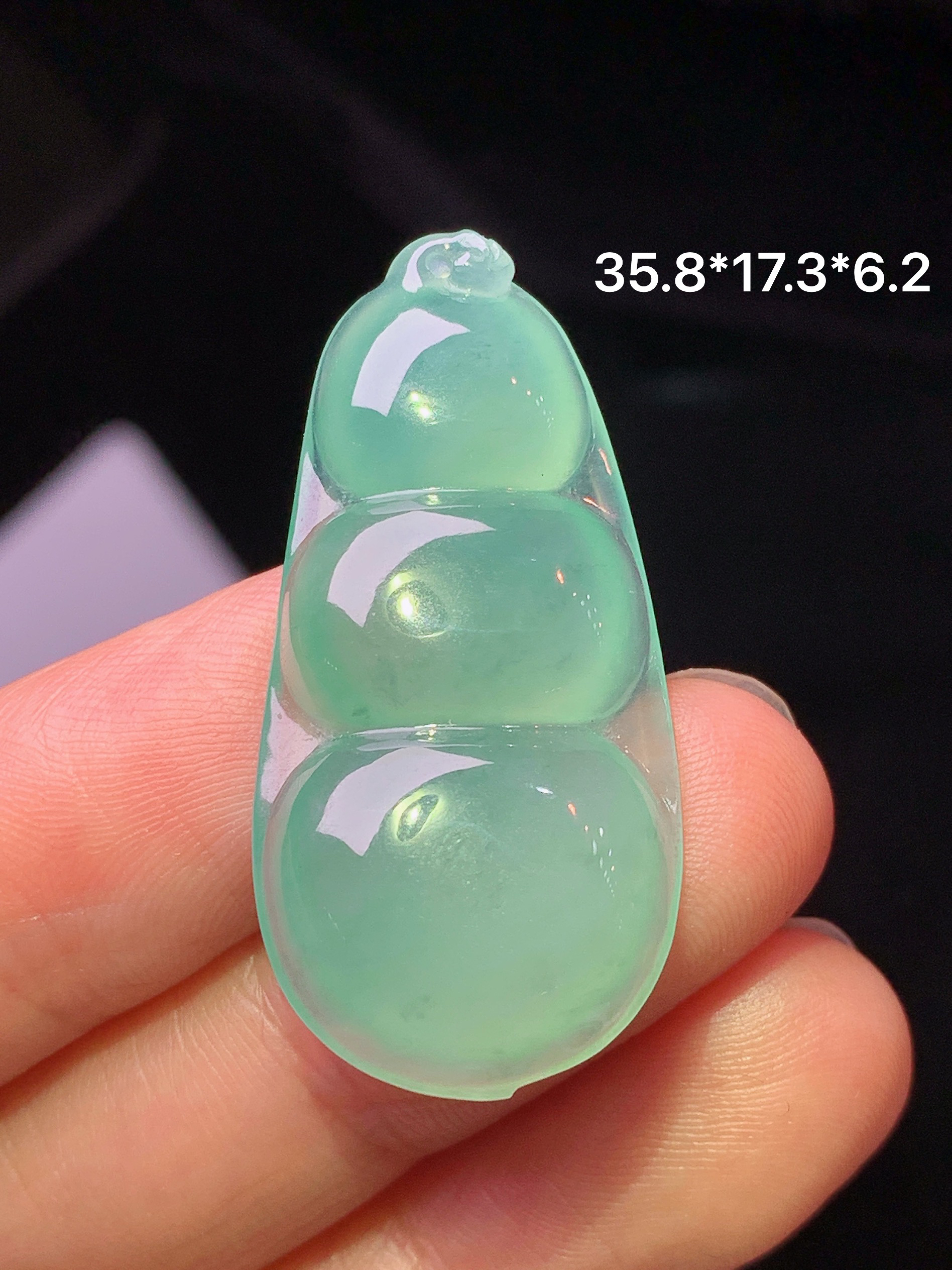 晴绿四季豆吊坠 玉质细腻 色泽艳丽清新 水润亮眼 整体尺寸35.8*17.3*6.2 h3