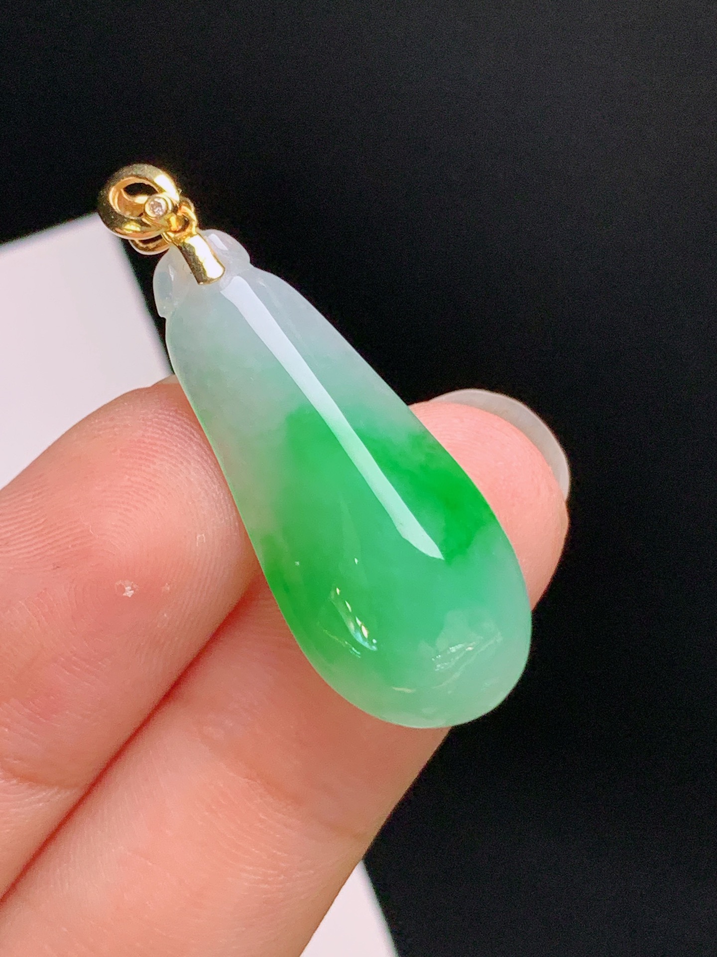 ️ 冰飘绿福瓜吊坠，翠色明艳，种水细腻，器型优美 裸石28.7-12.8-6 整体35.3 52