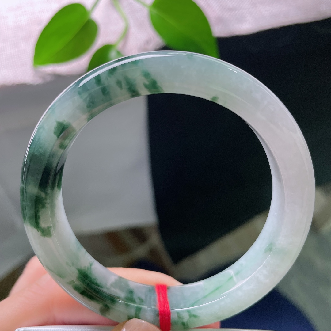 56/12.2/8.8，飘花正圈，一点皮纹，冰飘墨绿花平安镯，冰底清透莹润，浓绿飘花肆意晕染，如墨染山河。ss58857a