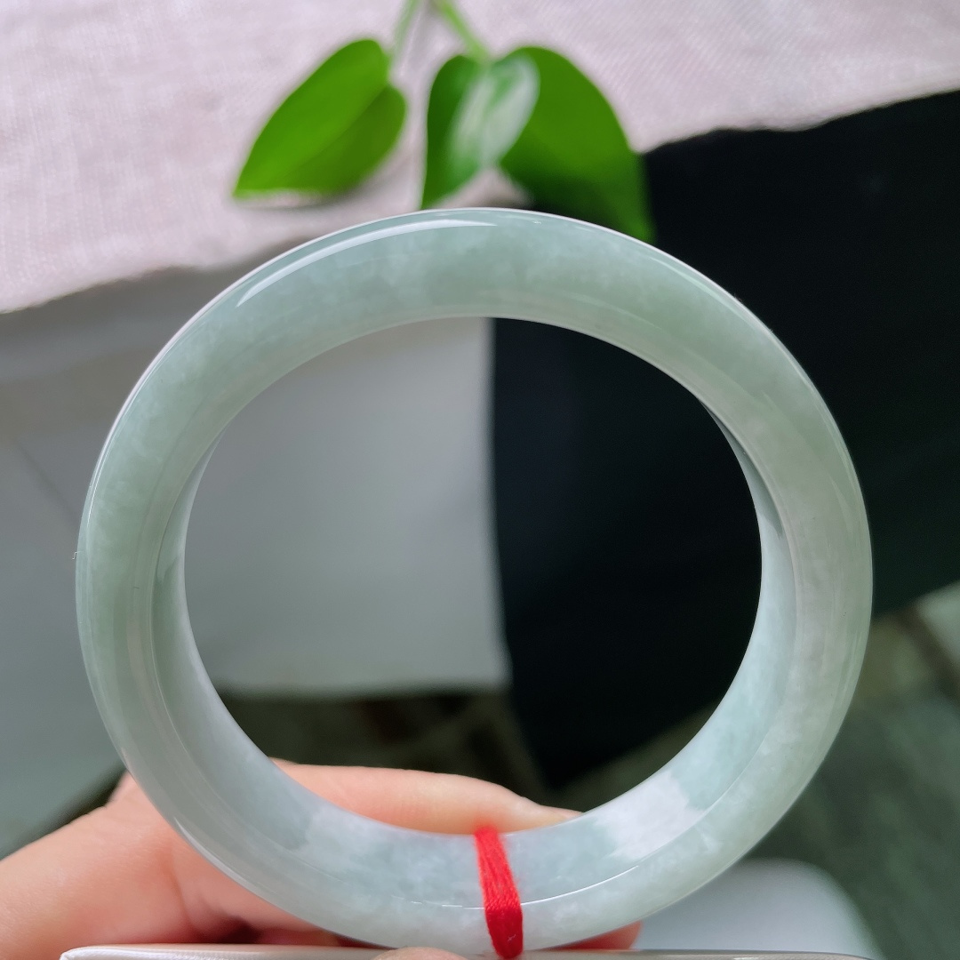 54/12.1/7.7，蓝底正圈，一点皮纹，质地温润内敛，浅晴底色干净清和，端庄镯型，似山间薄雾，自带柔和治愈氛围感。ss59478a