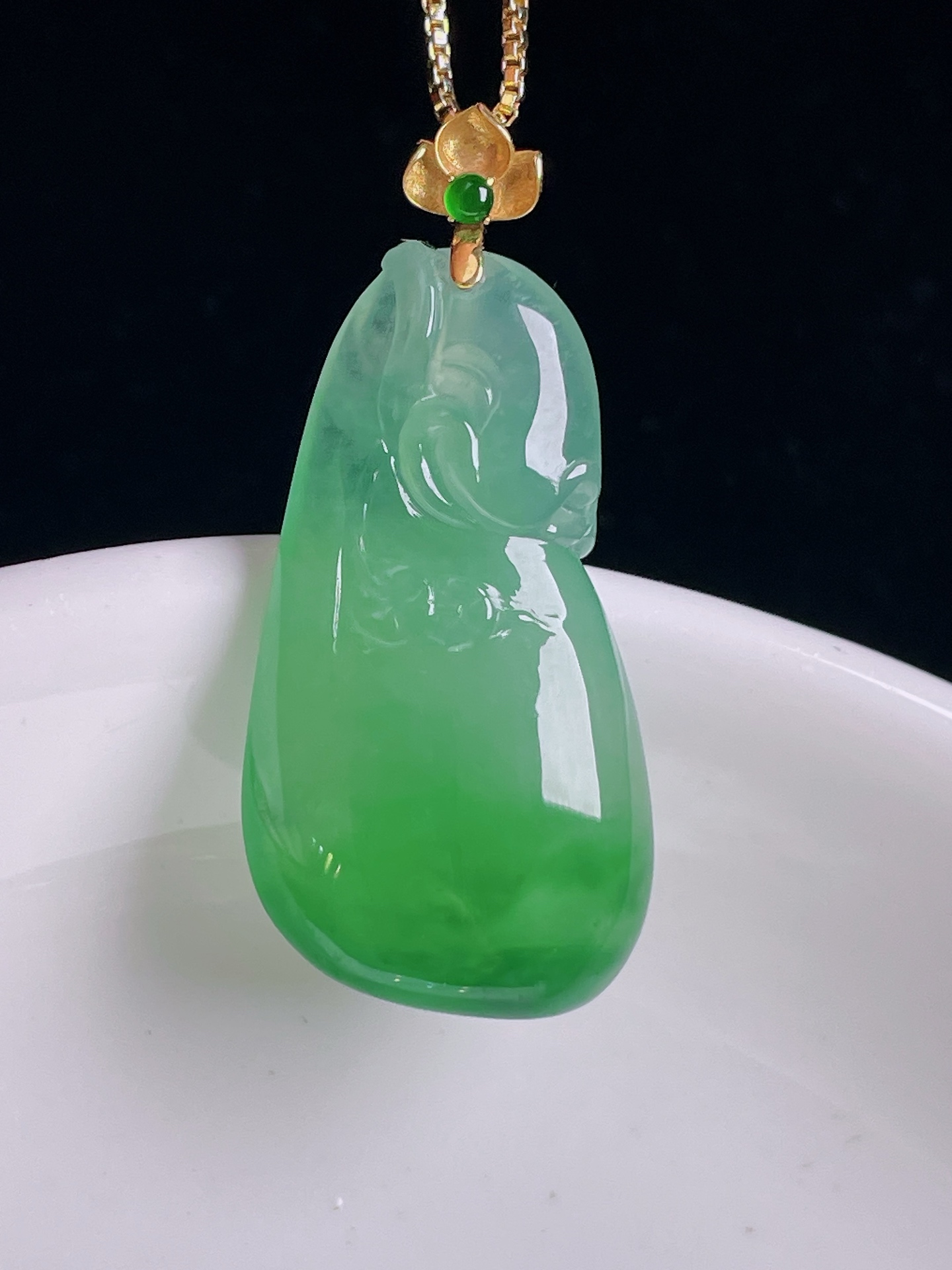 冰绿钱袋，18k镶嵌，老种起光，细底通透，尺寸：33.4裸石28.5/15.3/7mm0928