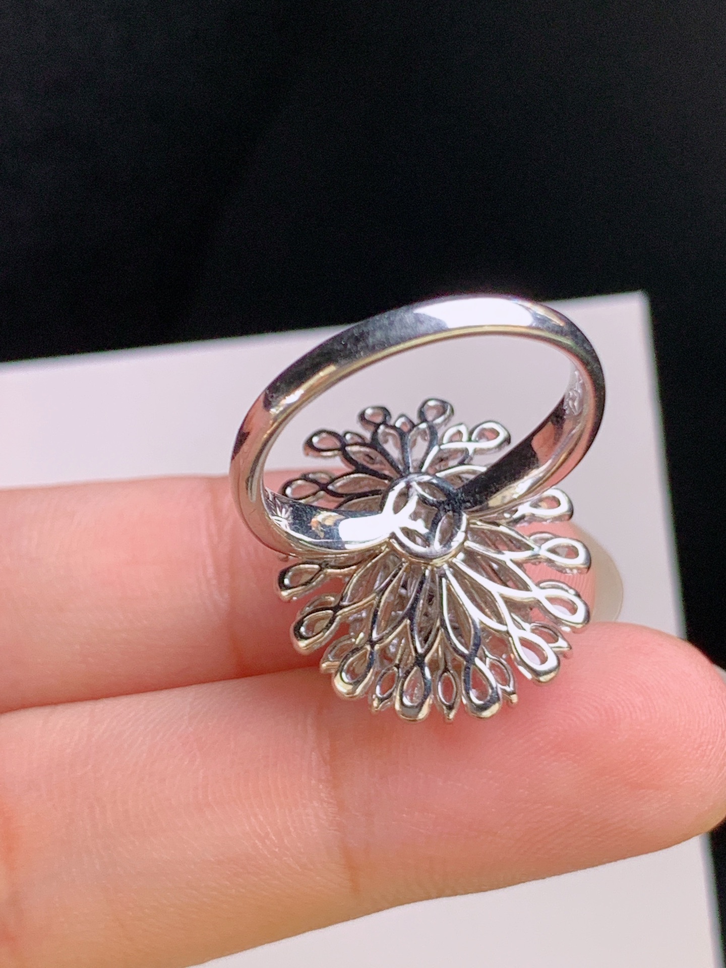 ️ 冰种阳绿葫芦戒指，颜色浓郁，器型饱满，豪钻环绕，裸石12.3-8.3-3.7，圈口14