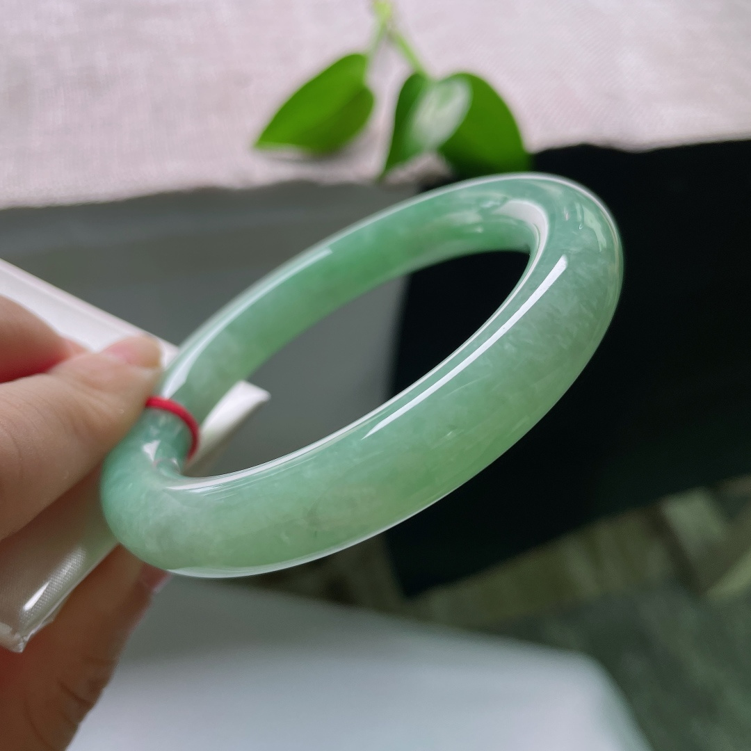 57.5/11，绿底圆条，晶体线，清润湖绿底色澄澈，灵动飘花悠然散落，圆条浑厚饱满，上手端庄娴静韵味悠长。ss59262a