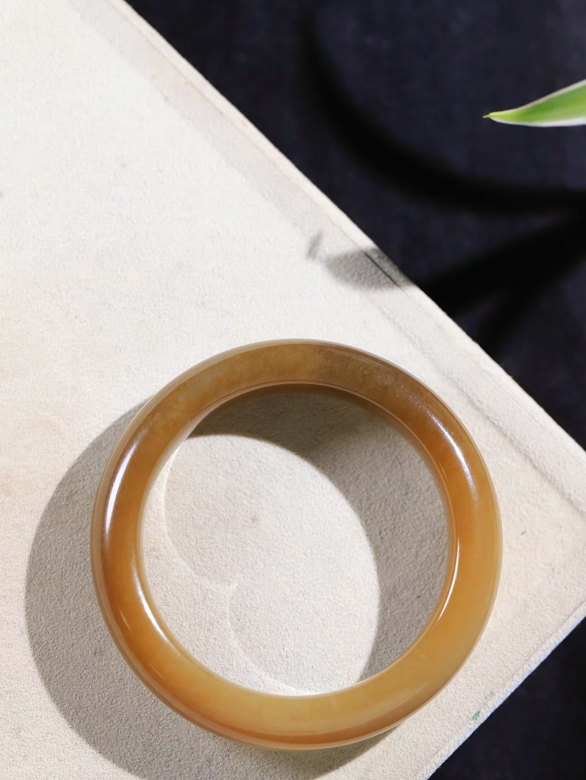 [温润如玉.手镯]

精品和田玉糖白玉手镯。玉质温润细腻 油性十足 手感舒适，高华雅逸，线条流畅，简约大气，美自天成，素雅高贵。佩戴于腕间，婉约之美，举手投足间透出那份低调奢华。重65.41克 内径53.5mm尺寸14.3-9.2mm 78902400A