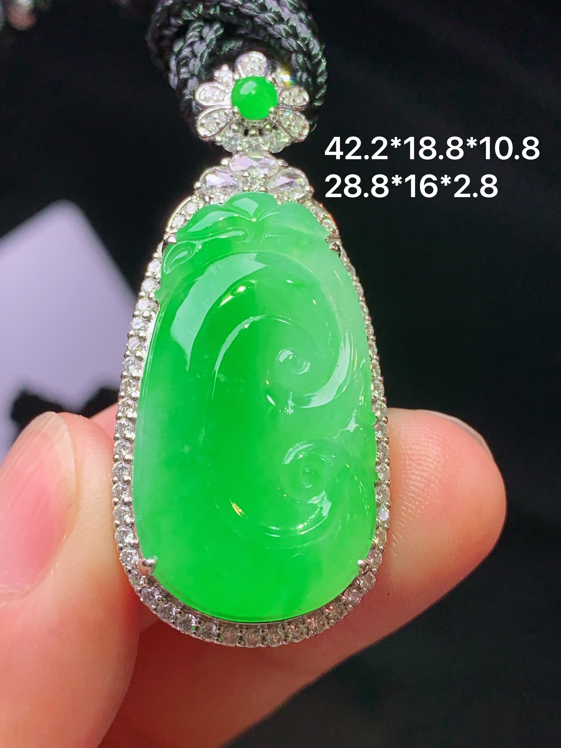 18k金钻镶嵌阳绿如意吊坠 玉质细腻 色泽艳丽清新 水润亮眼 整体尺寸42.2*18.8*10.8 i1