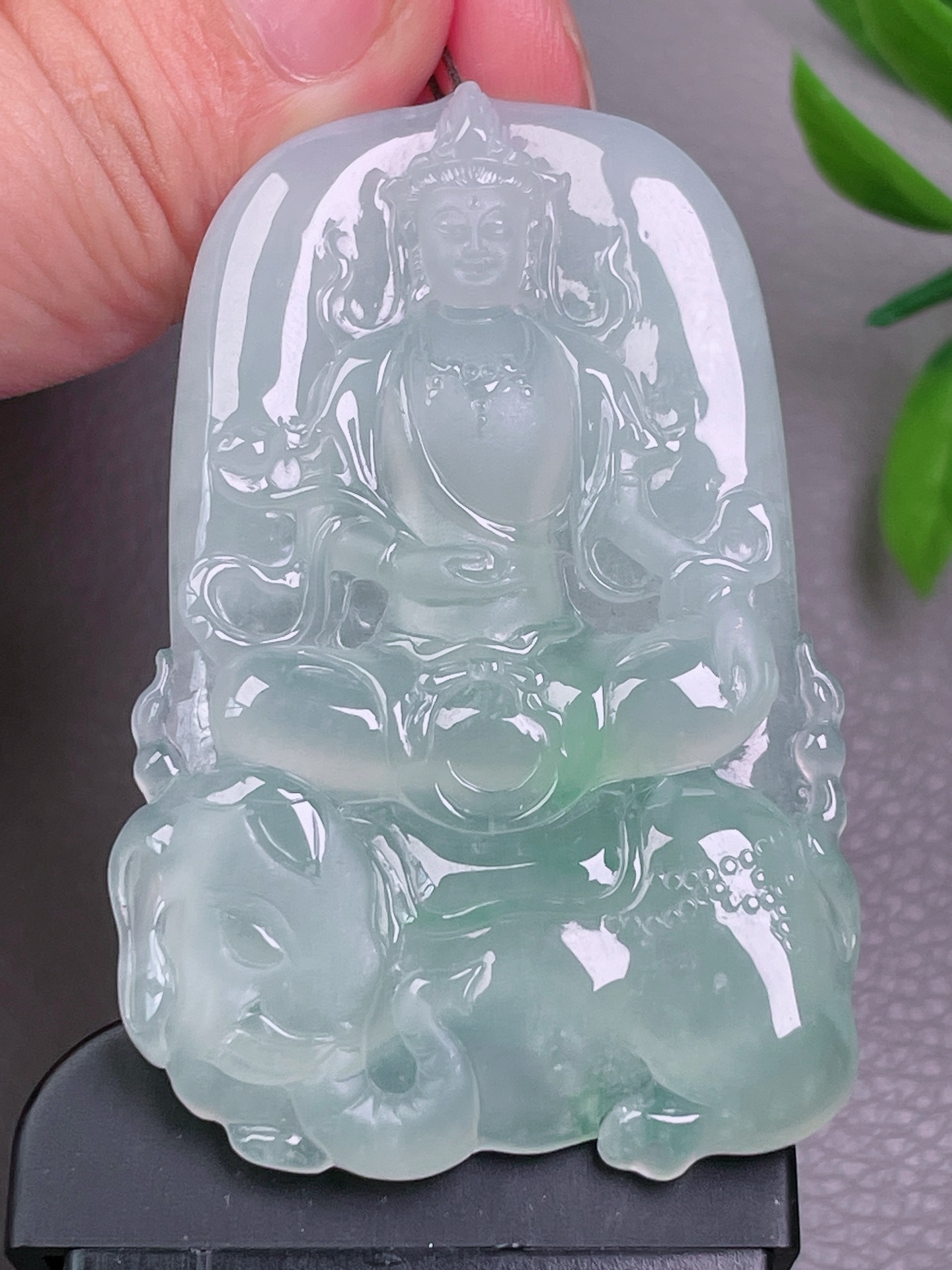 ，冰种普贤观音，无裂，冰透水润，油洁，起荧光，尺寸：61.7-41.4-6.2