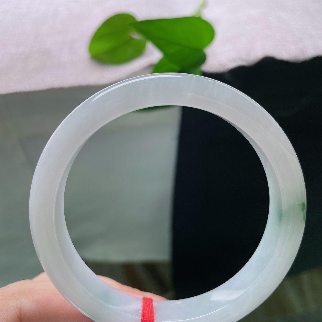 58.6/11.7/8.0，飘花正圈，一点晶体，清润白底为底，一抹鲜翠飘落镯身，点睛别致而不喧宾夺主。ss58509a