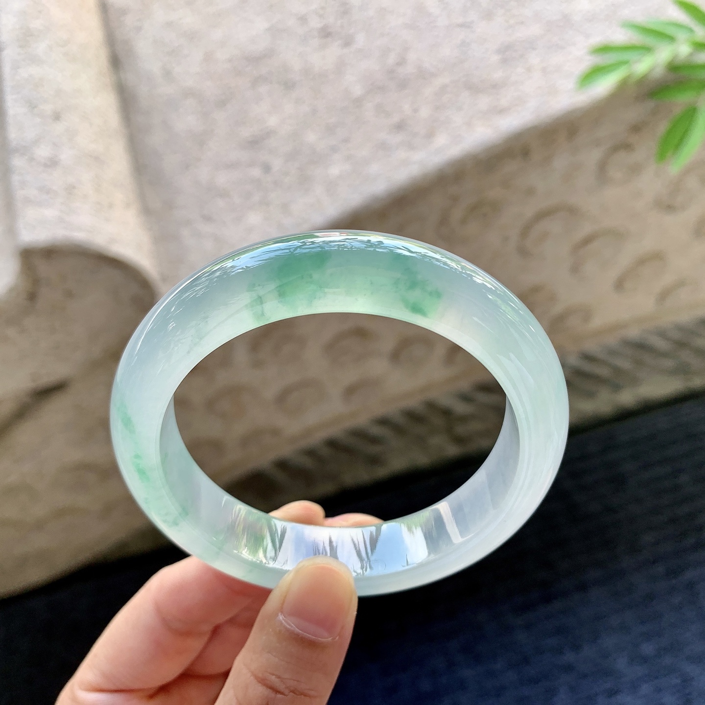 正圈55 56 圈口56.1/13.2/8.8 编码GJ092936 冰种飘绿花，起光，清透，水润，种老，细腻，内侧有棉线