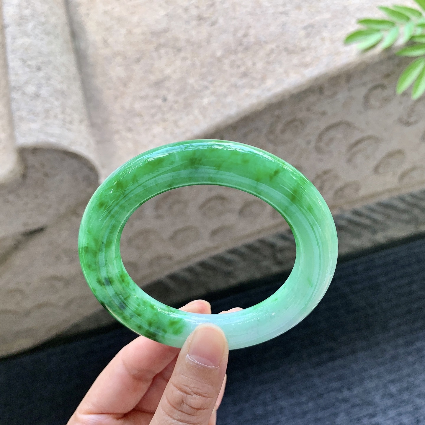 圆条55 56 圈口55.9/12.5/13.2 编码A3092945 糯冰飘绿，水润，种老，细腻，有棉线