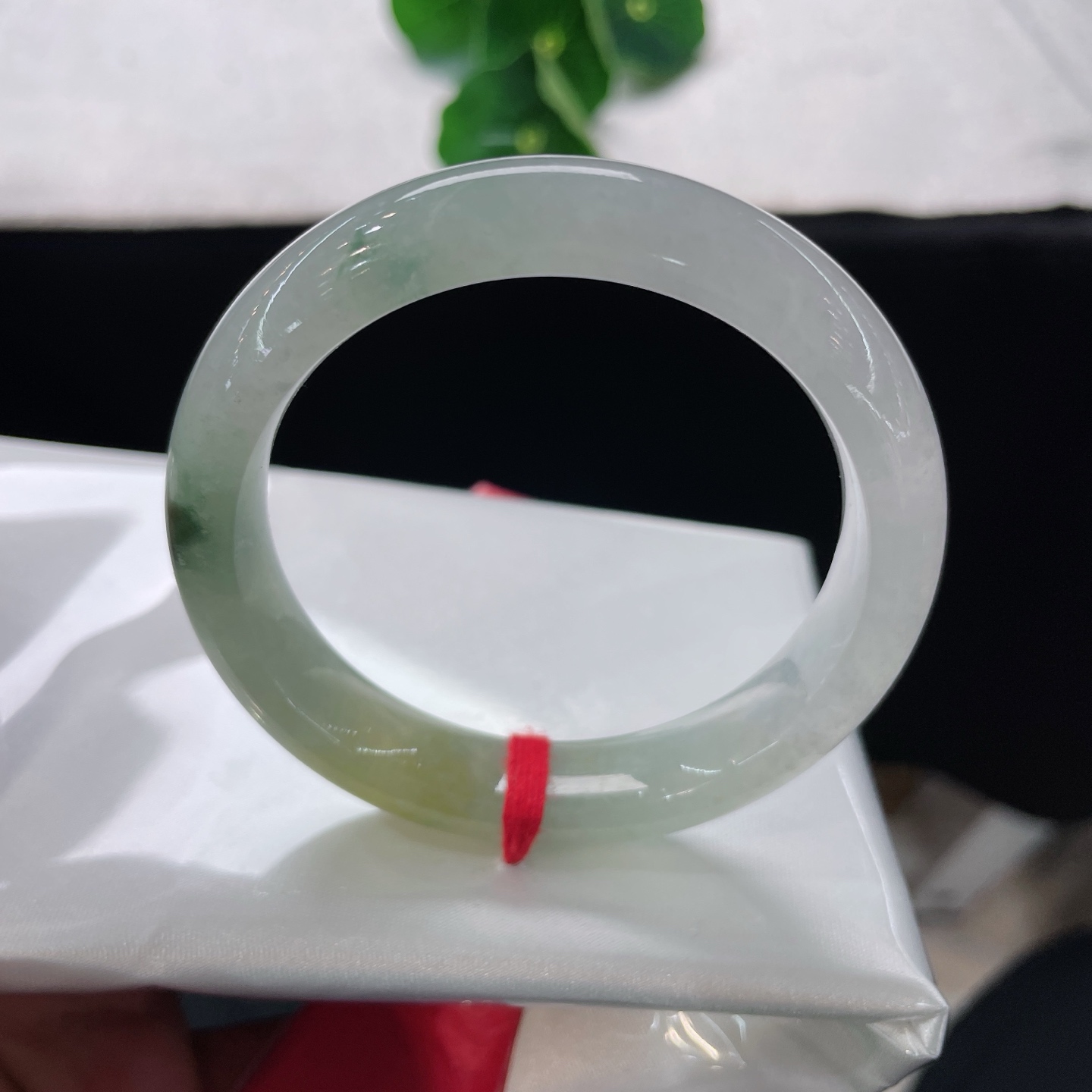 天然翡翠手镯 圈口52/11.5/8.2，黄翡冰飘花，51/52可戴，仿若秋露凝霜，莹润清透。黄翡如落霞轻染。无裂