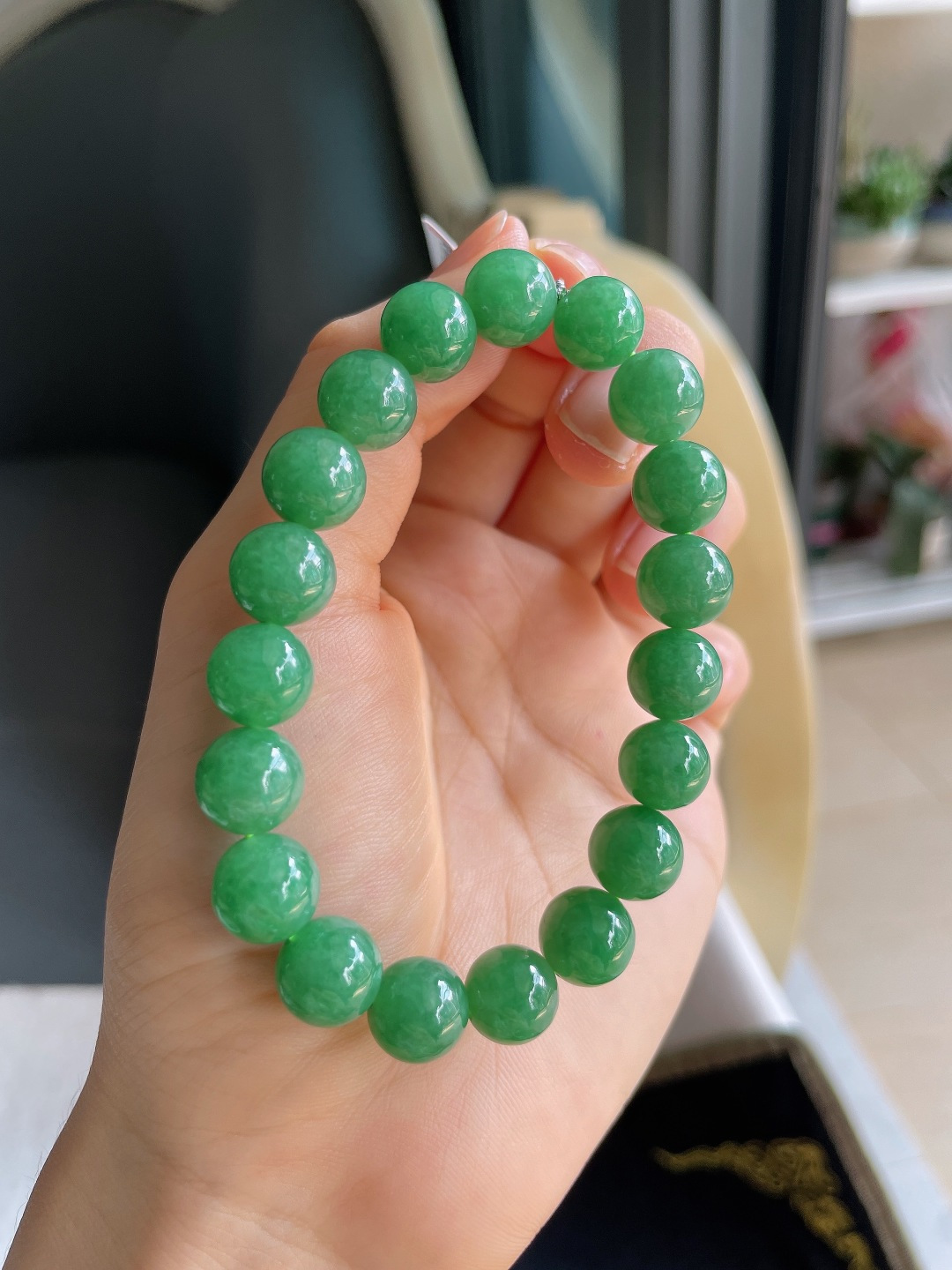 缅甸天然翡翠A货，冰满绿手串，尺寸：10mm。【编4767】