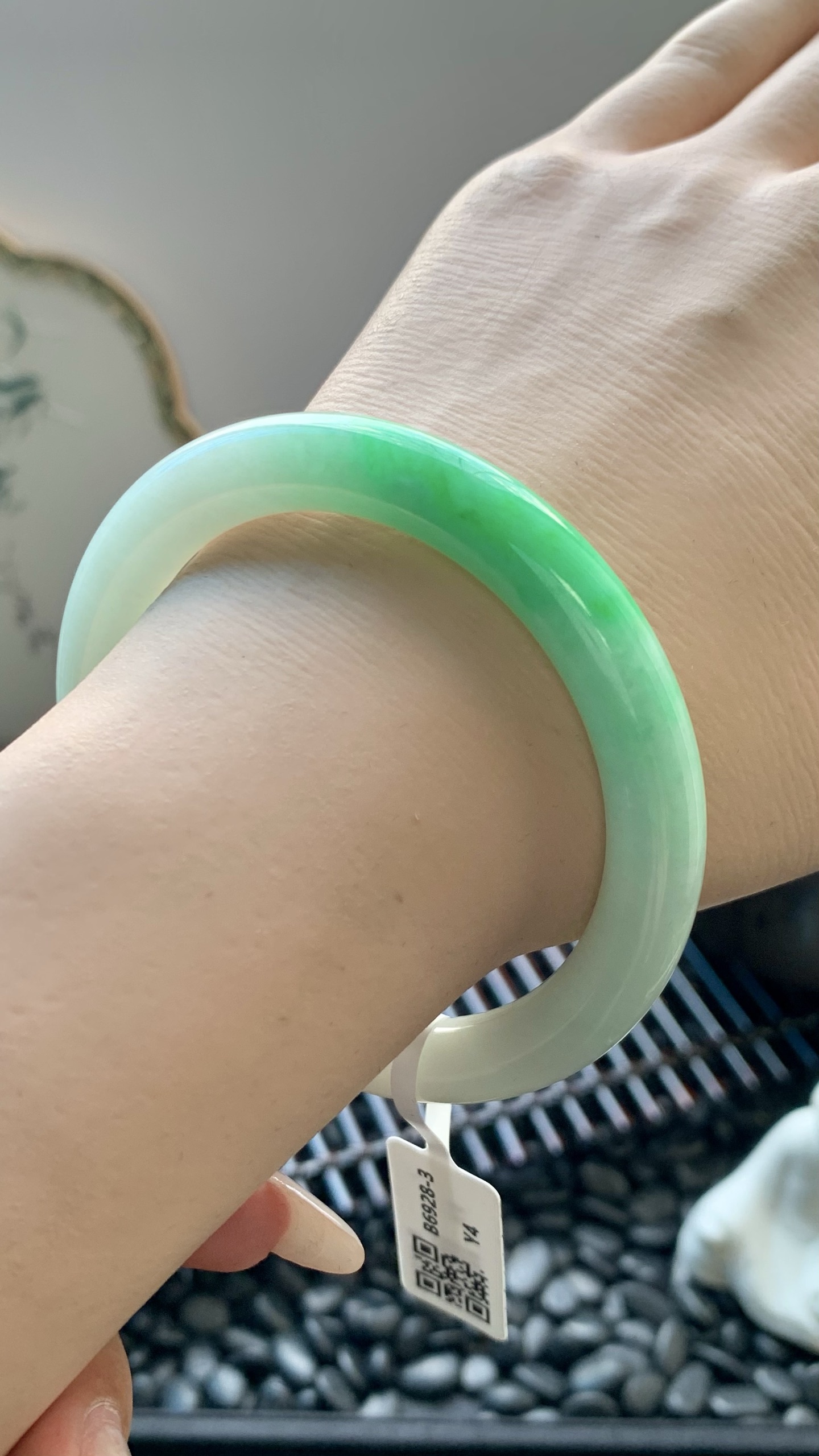 飘绿白底青美人条圆条手镯成品 B6928-3 尺寸：56-8.5-9