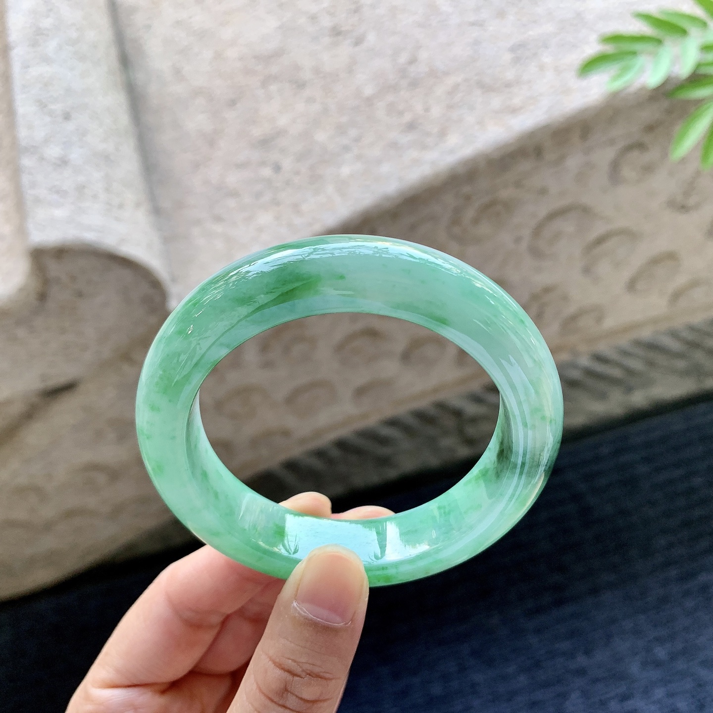 正圈53 54 圈口54.6/14.3/9.7 编码WW092928 细糯飘绿，水润，种老，细腻，打灯有棉线