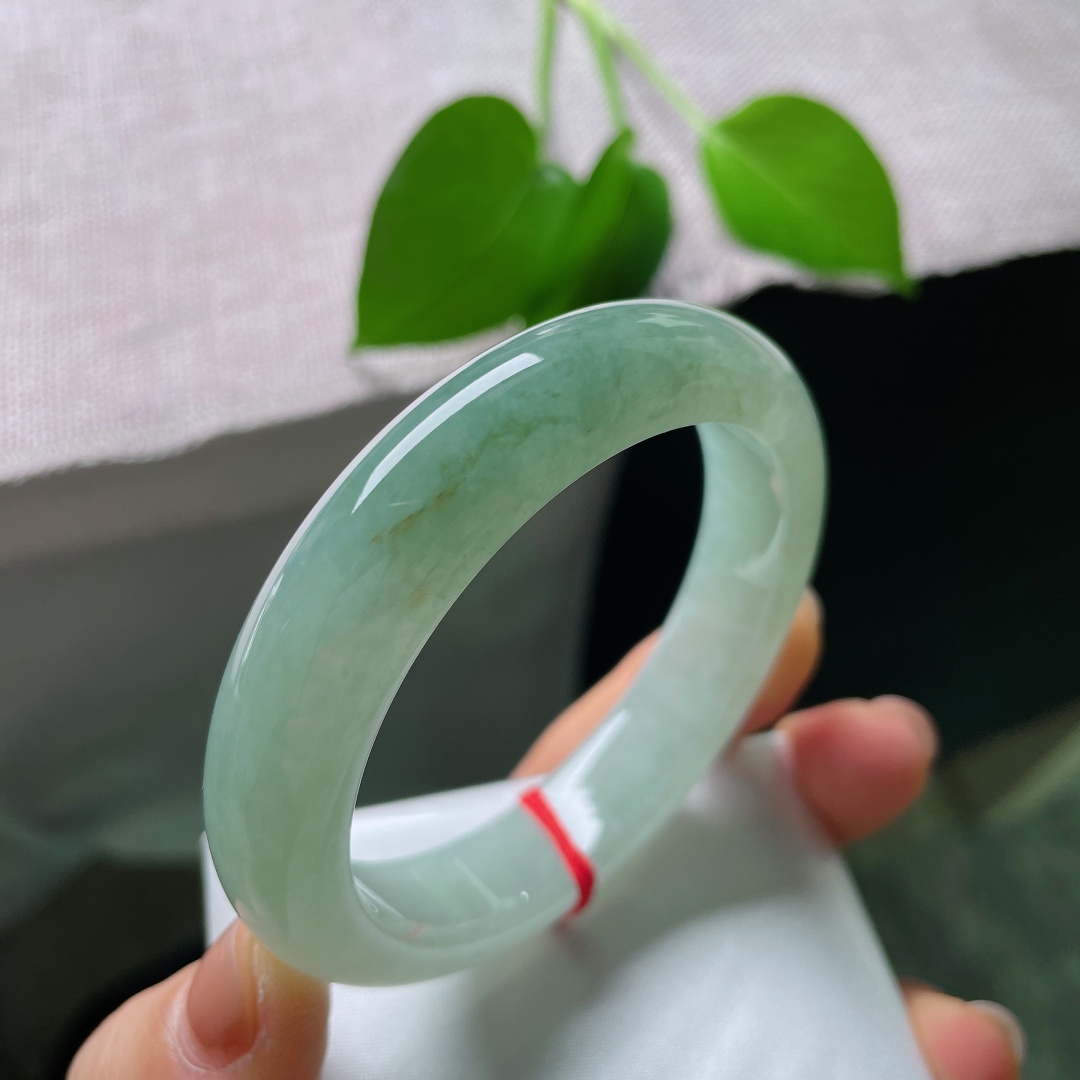 54.6/13/8.3，绿底正圈，一点皮纹，满圈沉静温润的油晴色调，玉质内敛柔和，似幽潭静水，不张扬，自带沉静安然的气韵。ss56994a