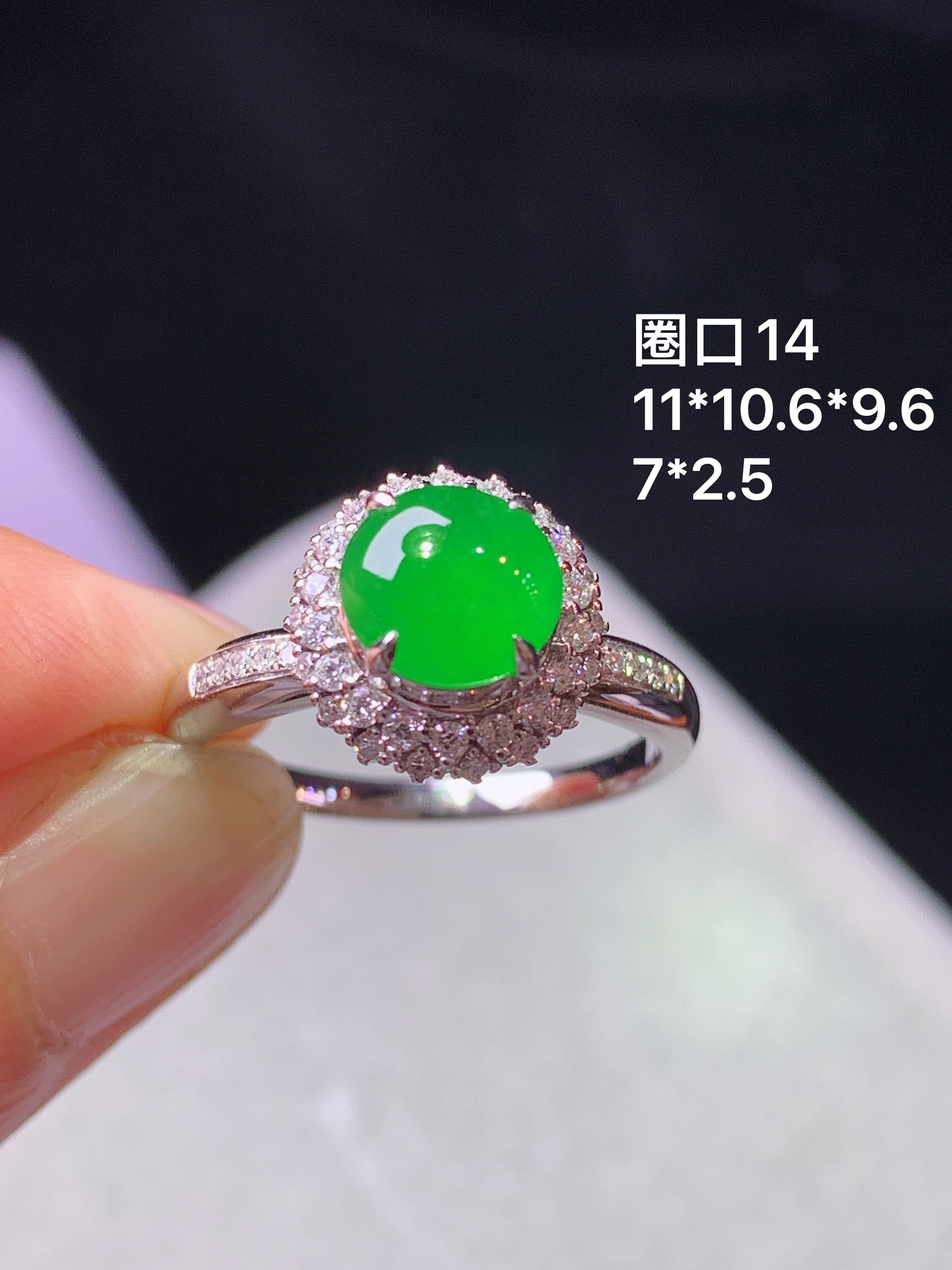 18k金钻镶嵌满绿蛋面戒指 玉质细腻 色泽艳丽清新 水润亮眼 圈口14 整体尺寸11*10.6*9.6 f1