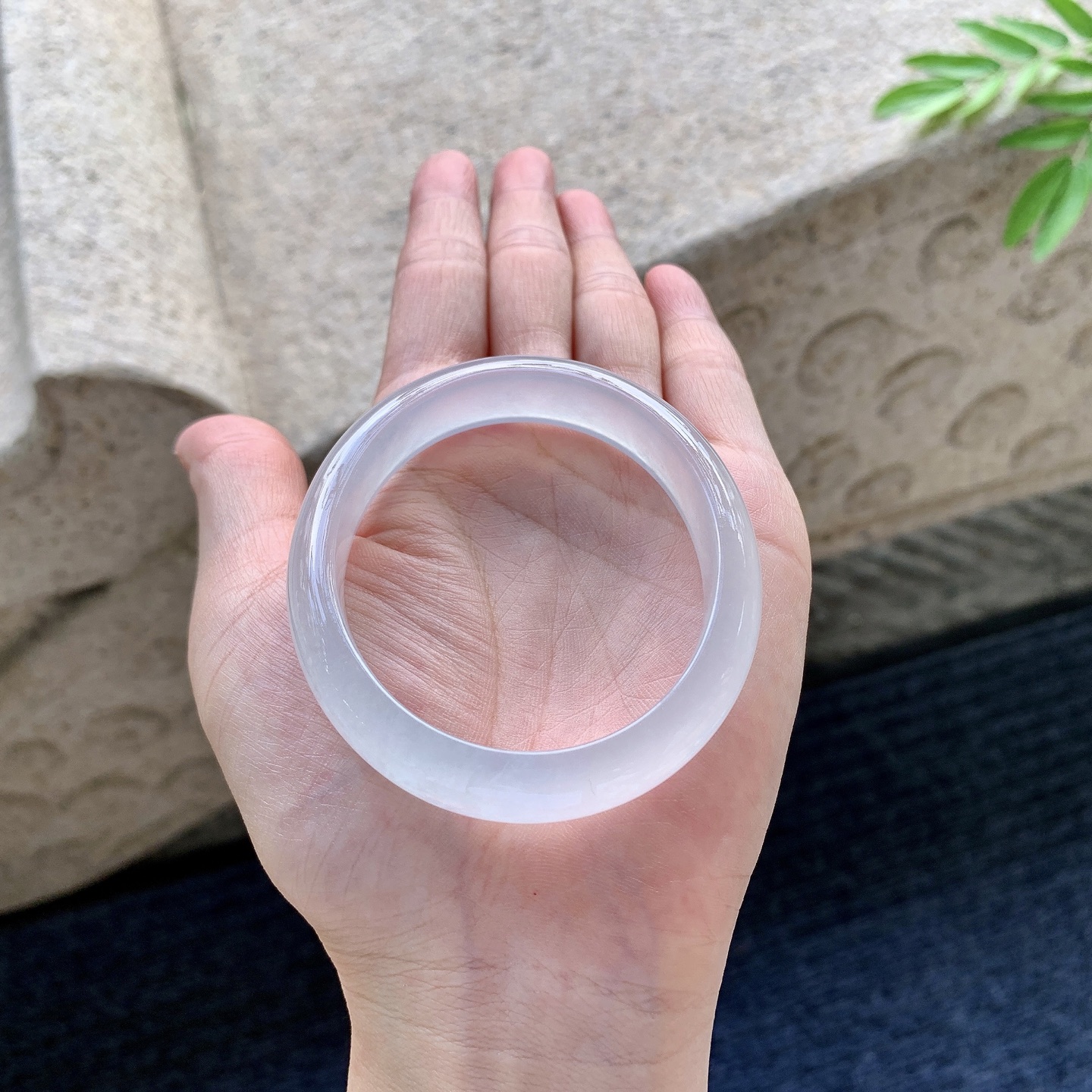 贵妃54 55 圈口55.3/48.5/11.8/7.1 编码GJ092935 白冰，起光，清透，水润，种老，细腻，打灯有棉线