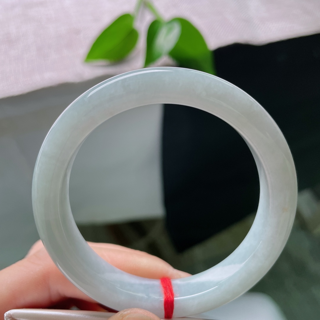 53/11.1/8.2，蓝底正圈，内纹，洒金，玉镯漾开晴润柔光，糯冰质感温润绵柔，圆润流畅版型，腕间萦绕安然恬淡诗意韵味。ss59471a