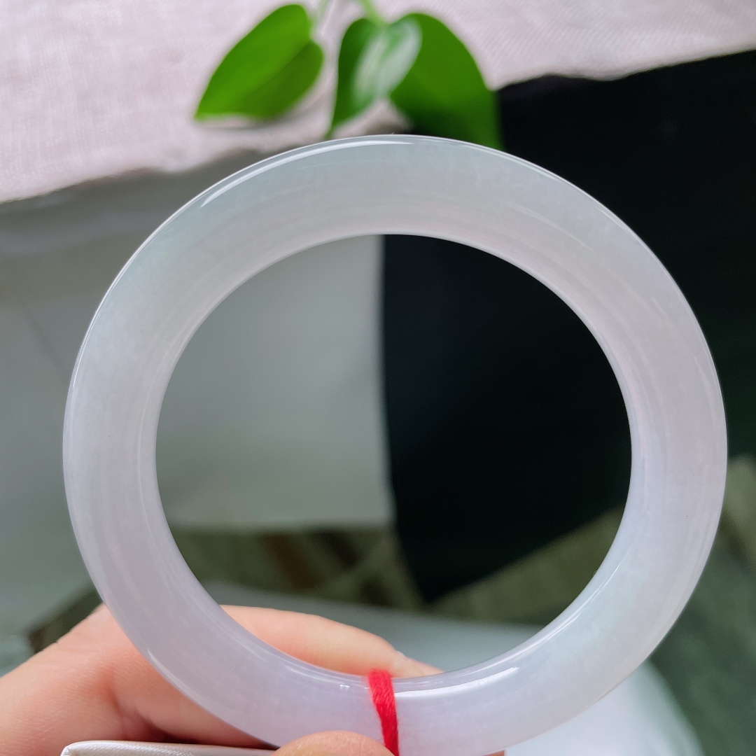 54/9.5，圆条，无裂，清透白冰底色，玉质细腻柔和，圆条浑厚温润，腕间流转简约干净的清冷气质。ss59051a