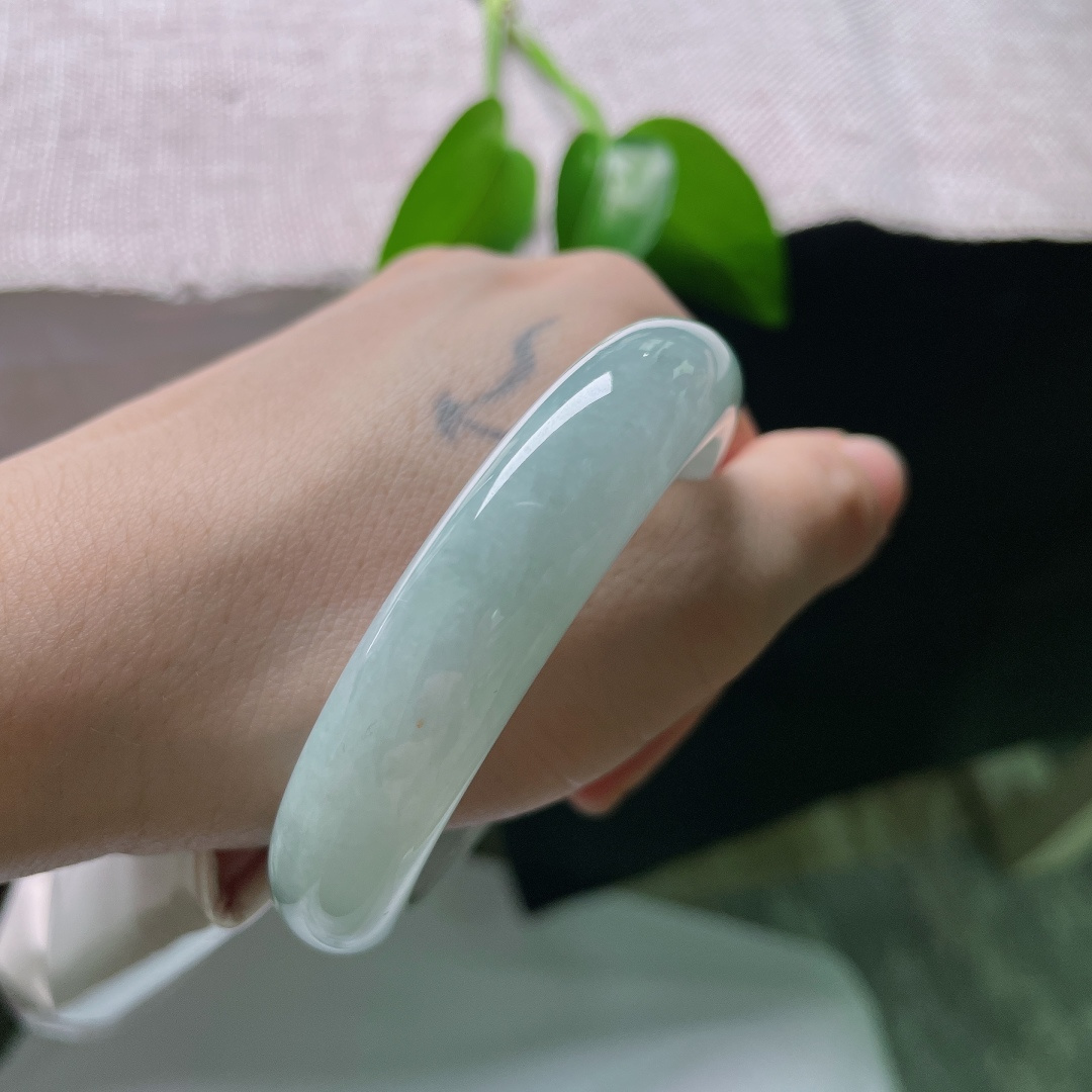 52.9/12.7/8.4，蓝底正圈，一点皮纹，温润清浅，玉质细腻柔和，平安镯素净雅致，诠释温婉恬淡的东方古典气韵。ss59468a