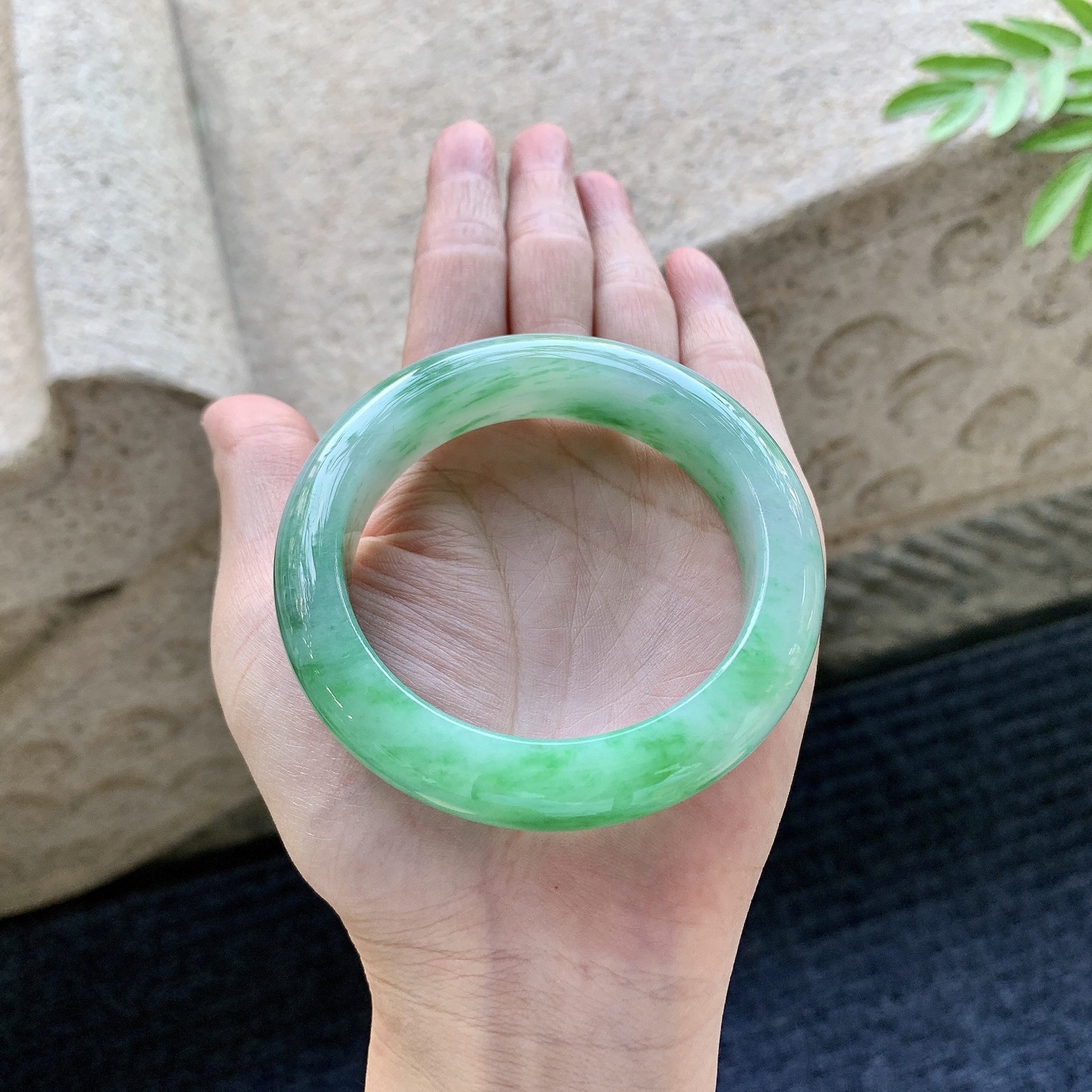 正圈53 54 圈口54.6/14.3/9.7 编码WW092928 细糯飘绿，水润，种老，细腻，打灯有棉线