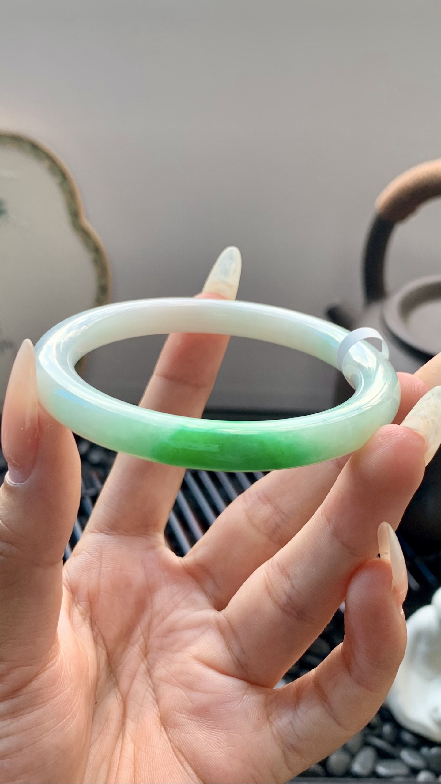 飘绿白底青美人条圆条手镯成品 B6928-8 尺寸：55.5-8-8