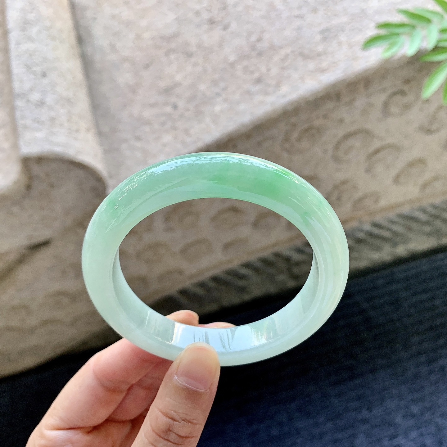 正圈56 57 圈口57.5/12/9.2 编码GL092903 细糯飘绿，水润，种老，细腻，有纹线