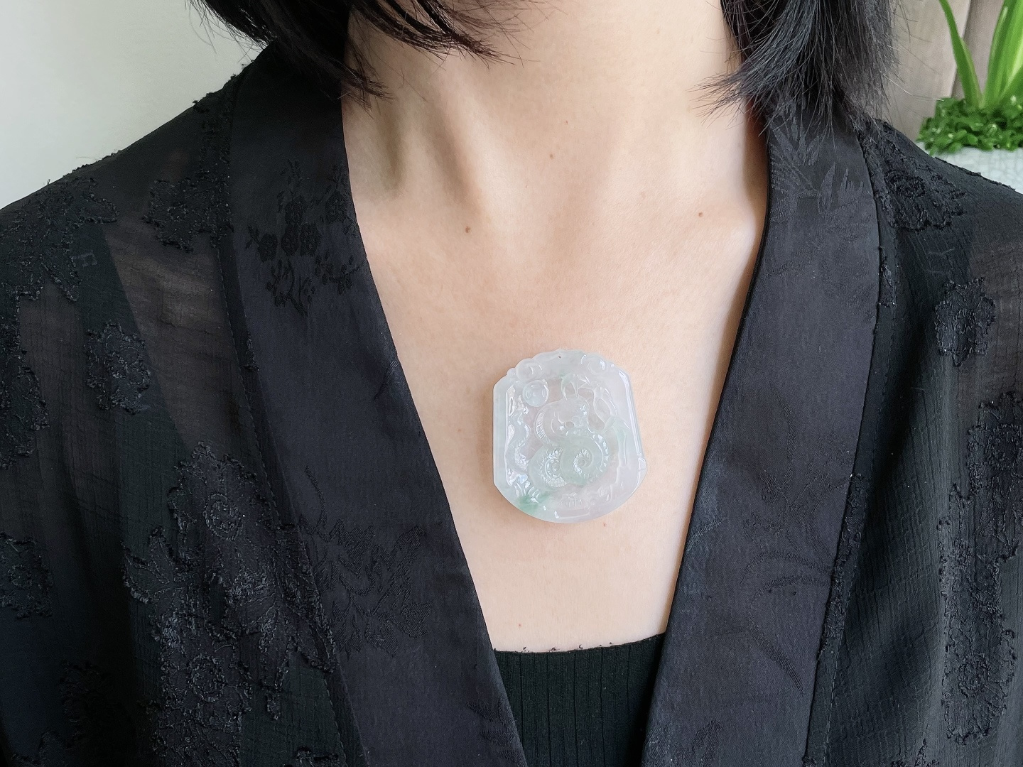 【裸石】冰种飘花生肖蛇牌吊坠 【说明】缅甸 无裂 性比高 厚装 【尺寸】48.8-43-6 【重量】28.5克