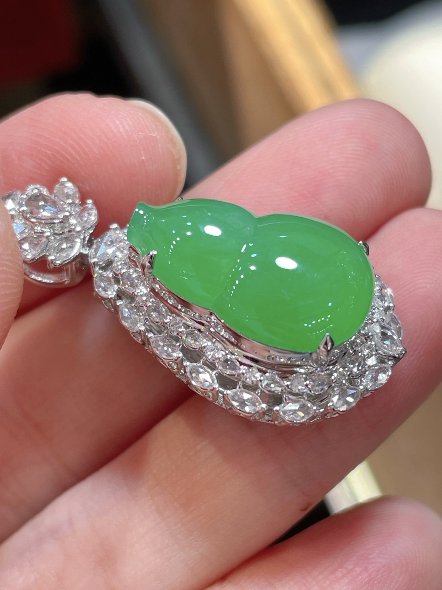 ️ 性比高 阳绿翡翠葫芦吊坠 满色，料子水润通透，种老起光。 18k金镶嵌，非常时尚好看，18.8-12.3-4.8