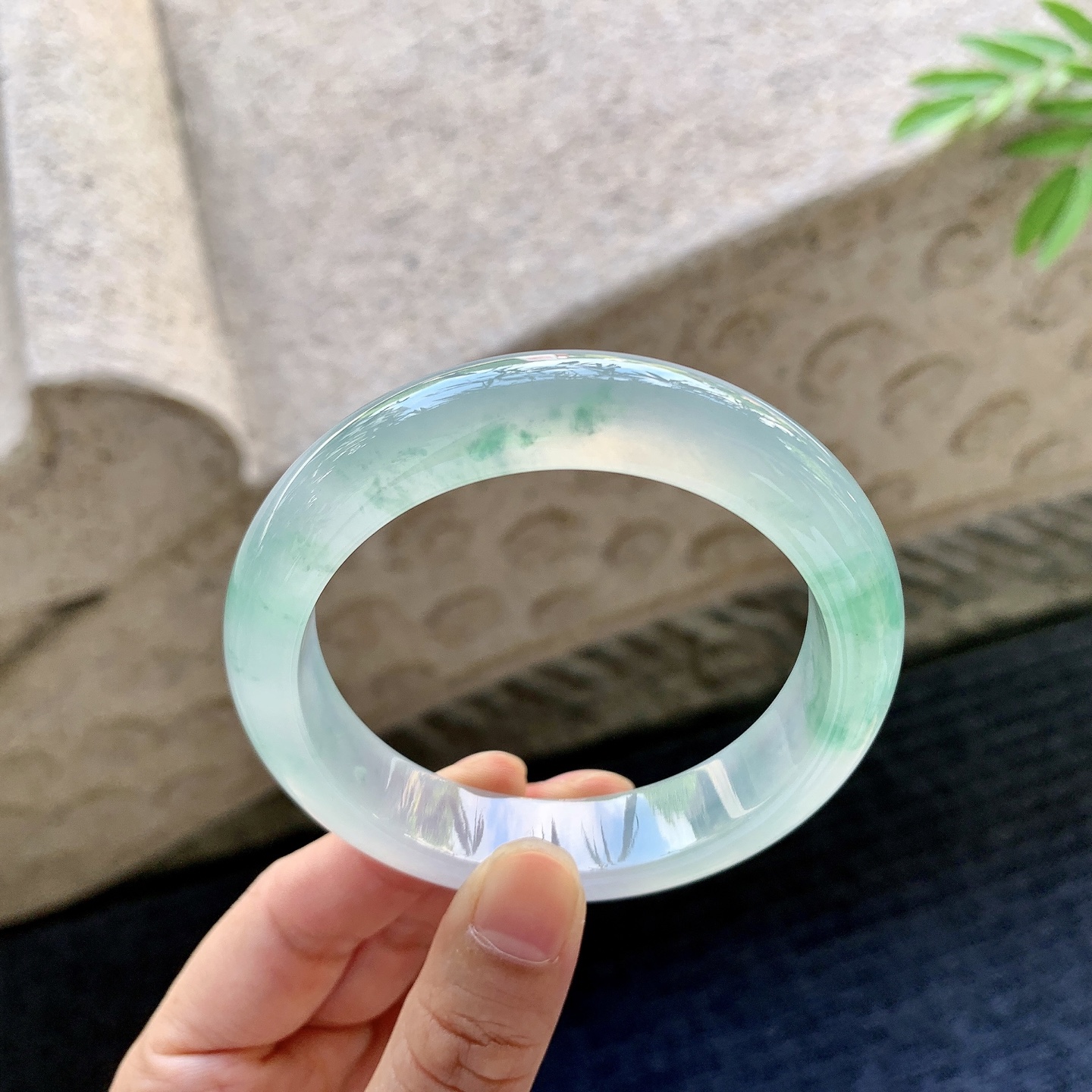 正圈55 56 圈口56.1/13.2/8.8 编码GJ092936 冰种飘绿花，起光，清透，水润，种老，细腻，内侧有棉线