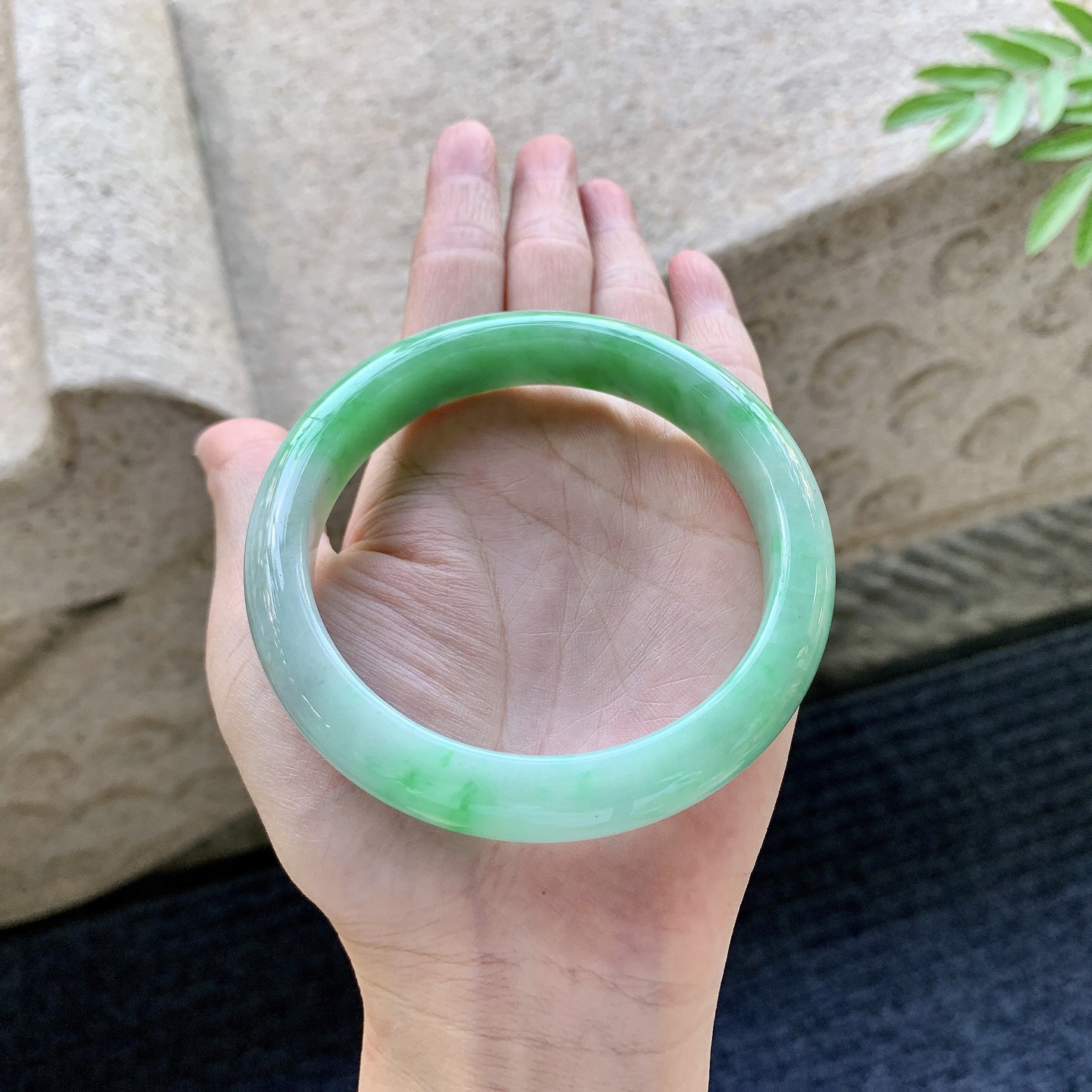 正圈61 62 圈口62.8/13/8.7 编码HJ092902 细糯飘绿，水润，种老，细腻，打灯有纹线
