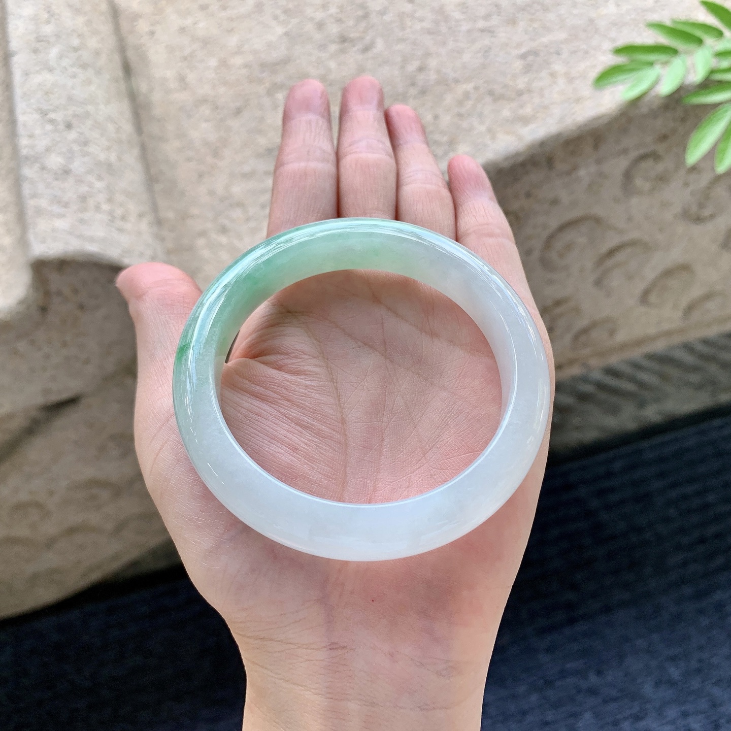 正圈56 57 圈口57.8/12.1/8.7 编码GL092914 细糯飘绿，水润，种老，细腻，打灯有棉线