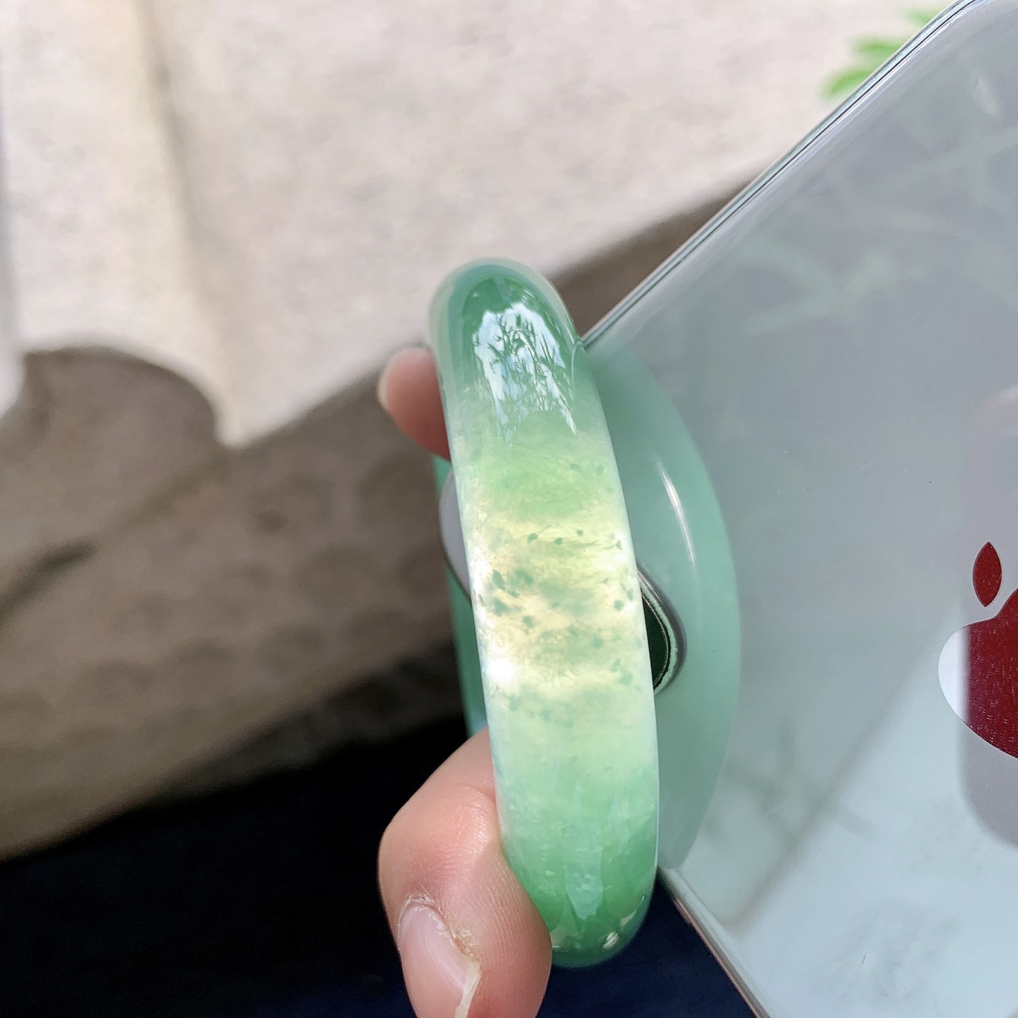正圈53 54 圈口54.3/13.6/8.7 编码TT092942 冰糯满绿，水润，种老，细腻，打灯有絮线