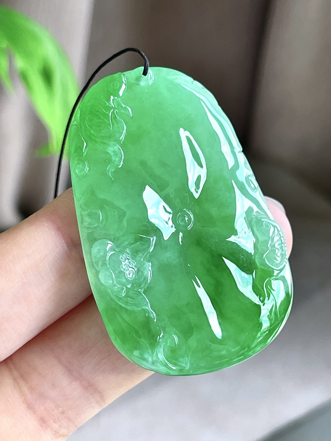 【裸石】冰阳绿荷叶荷花牌金鱼年年有余吊坠 【说明】缅甸 无裂 性比高 和和美美 莲鱼 力争上游 【尺寸】49.3-33.2-5 【重量】18.2克