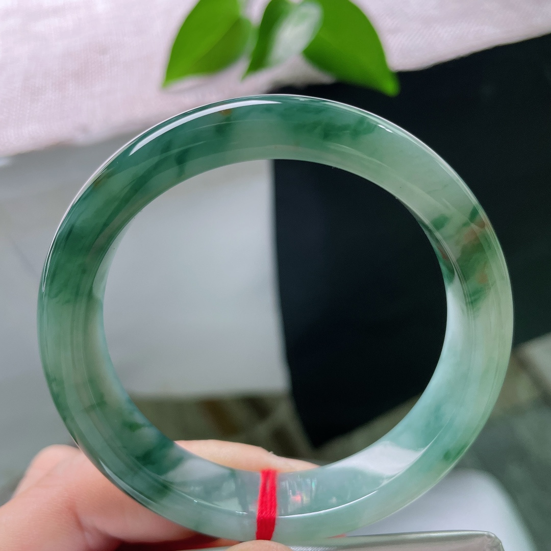 56.1/12.5/8.5，飘花正圈，无裂，洒金，幽翠墨韵缓缓萦绕玉圈，冰种水头充盈，端庄素镯，塑造