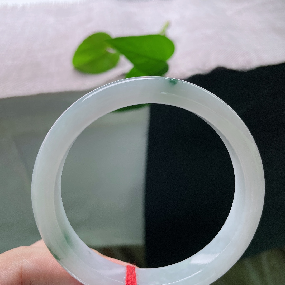58.6/11.7/8.0，飘花正圈，一点晶体，清润白底为底，一抹鲜翠飘落镯身，点睛别致而不喧宾夺主。ss58509a